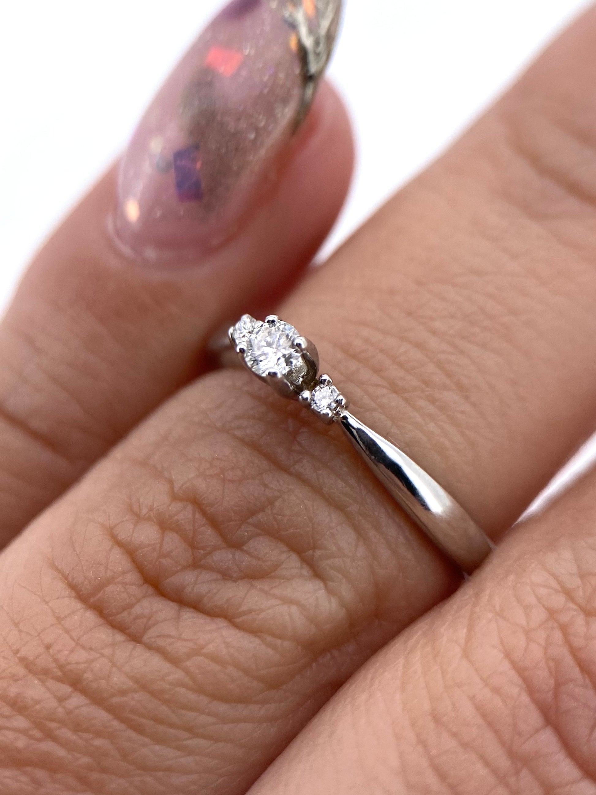 Oro Blanco 14k Redondo 0.09ct + 0.02ct de Diamante Natural.                                                  Anillo Compromiso OF1570