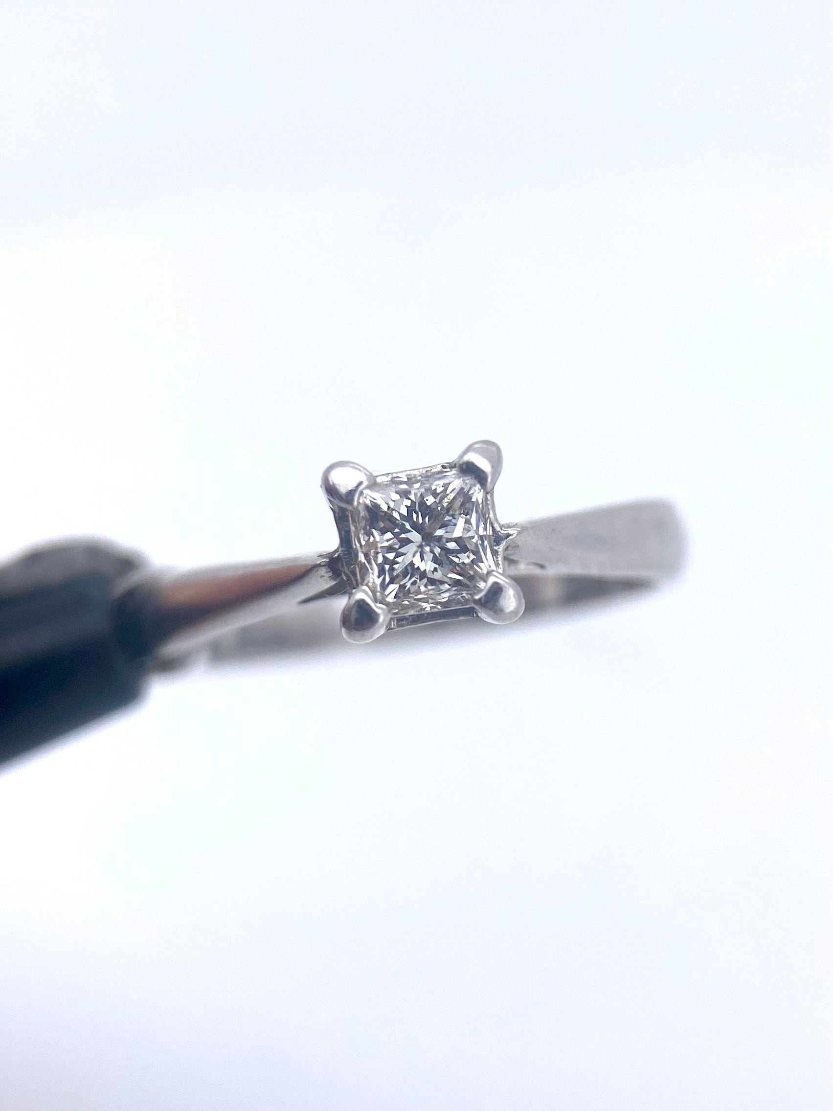 Oro Blanco 14k Princess 0.57ct de Diamantes Naturales                            Anillo Compromiso OF1716