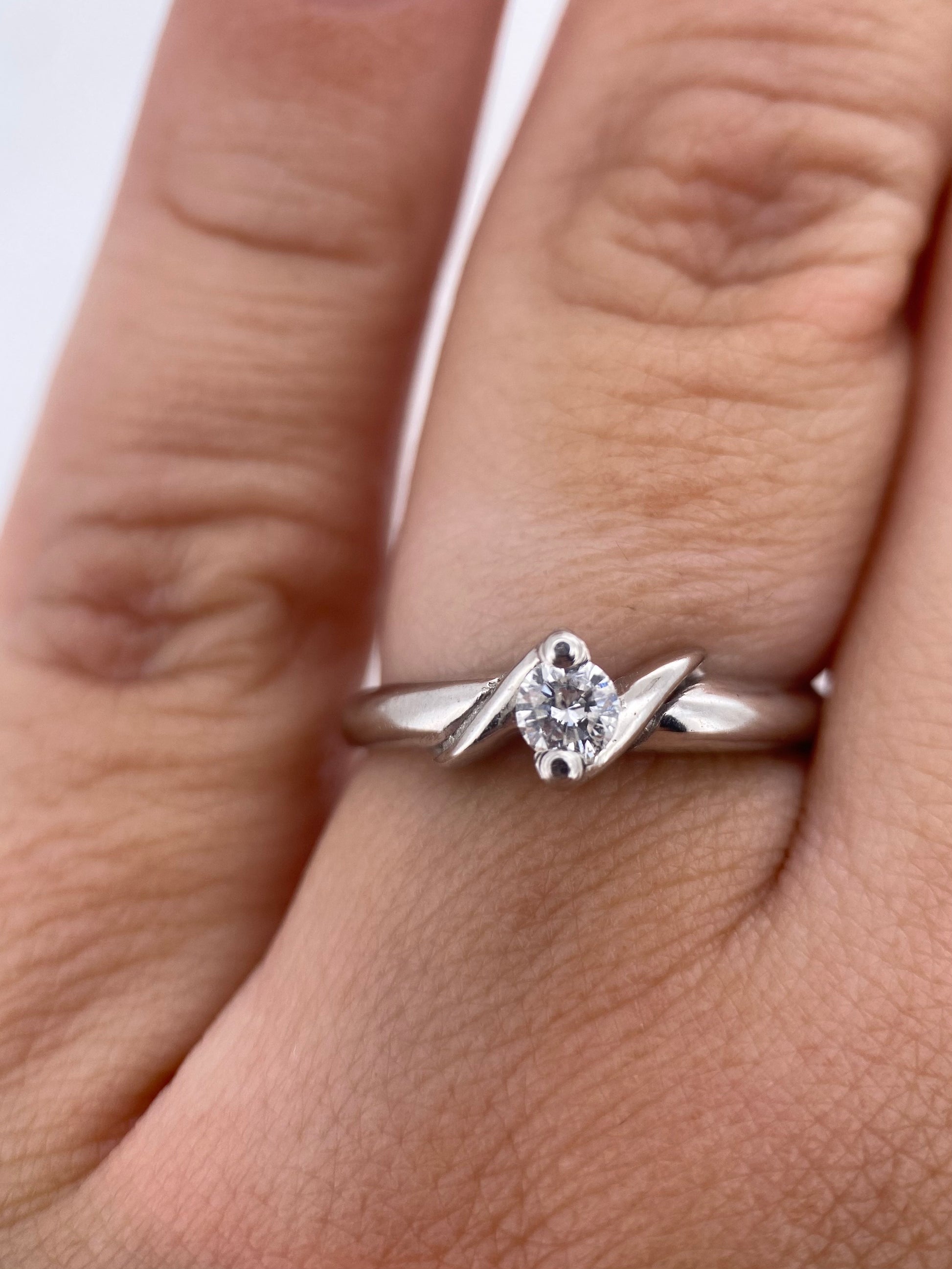 Oro Blanco 14k Redondo 0.16ct de Diamante Natural.                                                  Anillo Compromiso OF2118