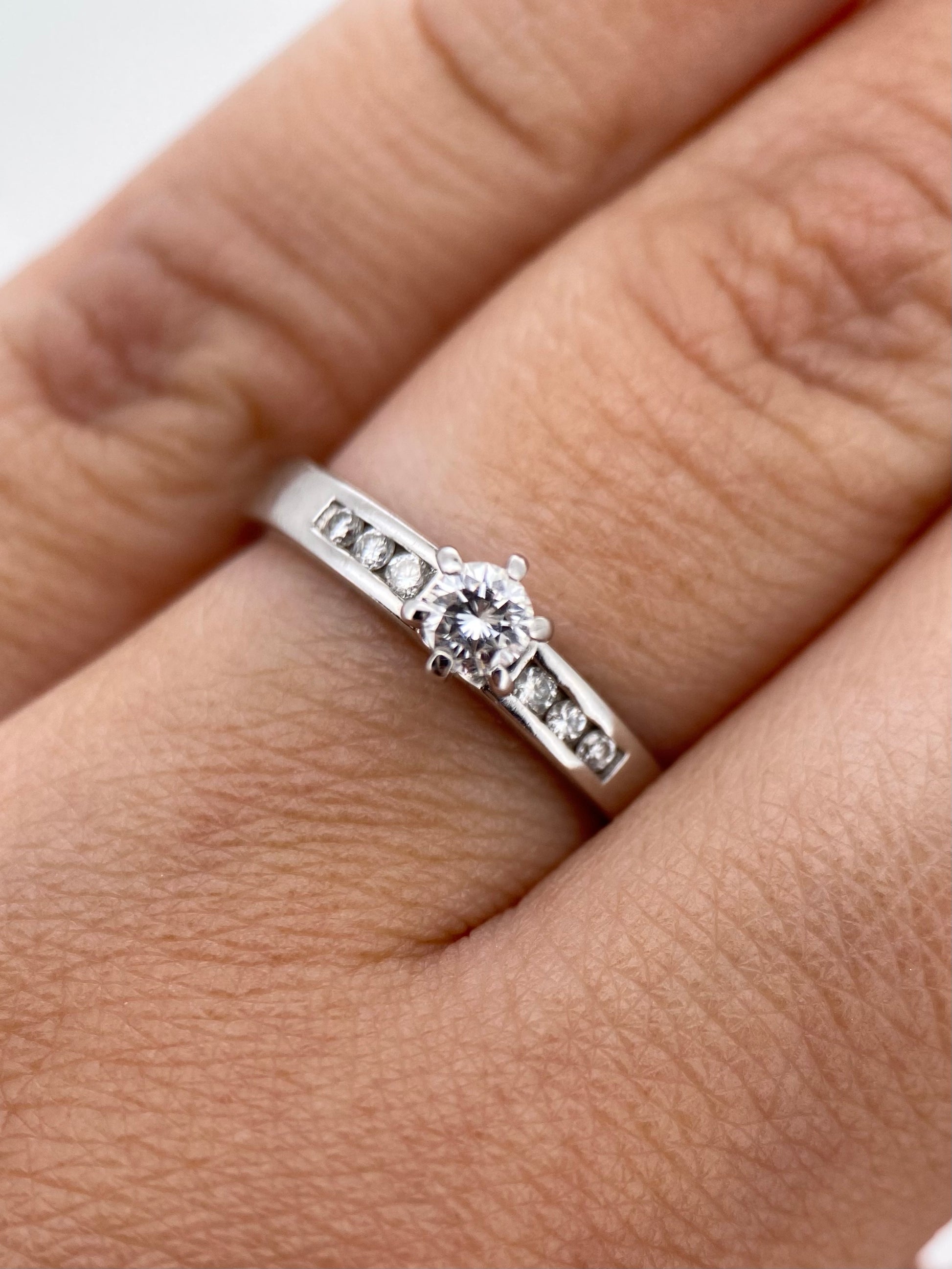 Oro Blanco 14k Redondo 0.18 Central + 0.09 Laterales de Diamantes Naturales                            Anillo Compromiso OF1875