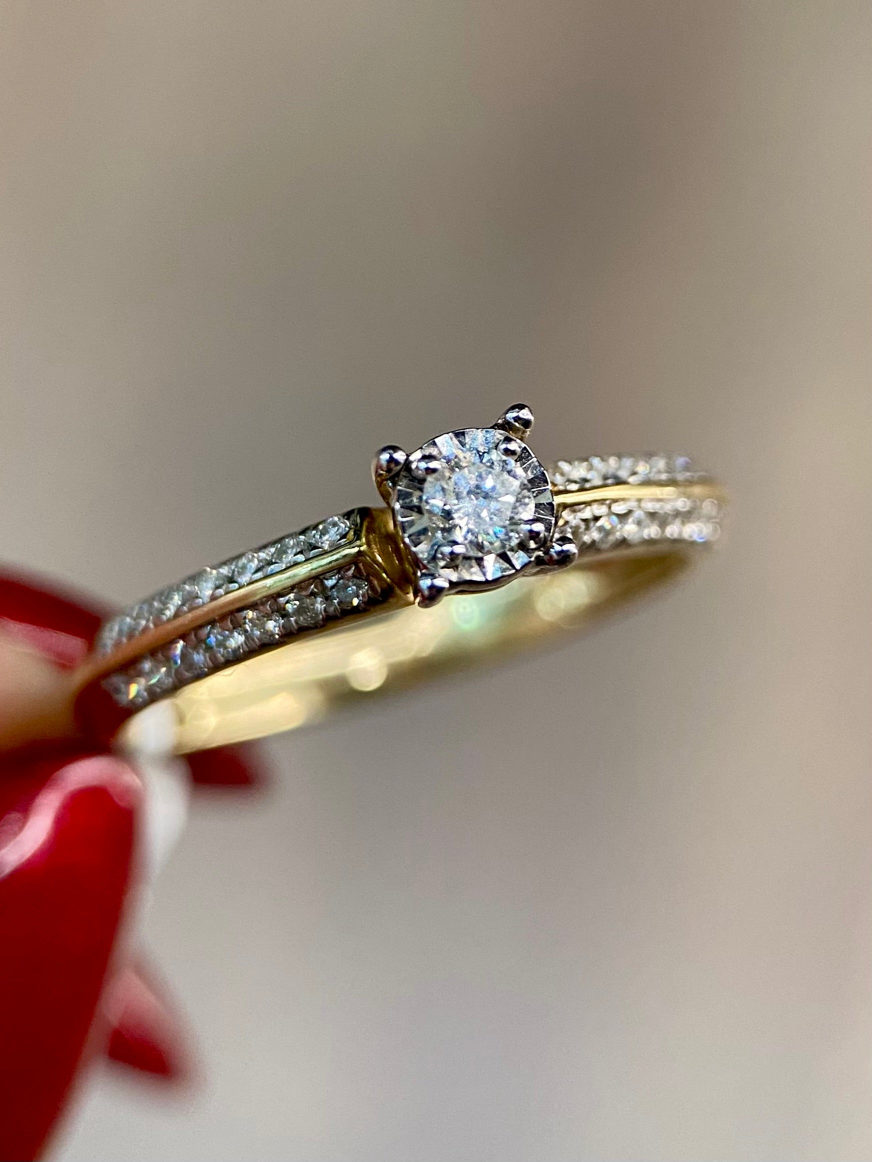 Oro Amarillo 14k Redondo 0.09 Central + 0.22 Laterales de Diamantes Naturales                            Anillo Compromiso OF1770