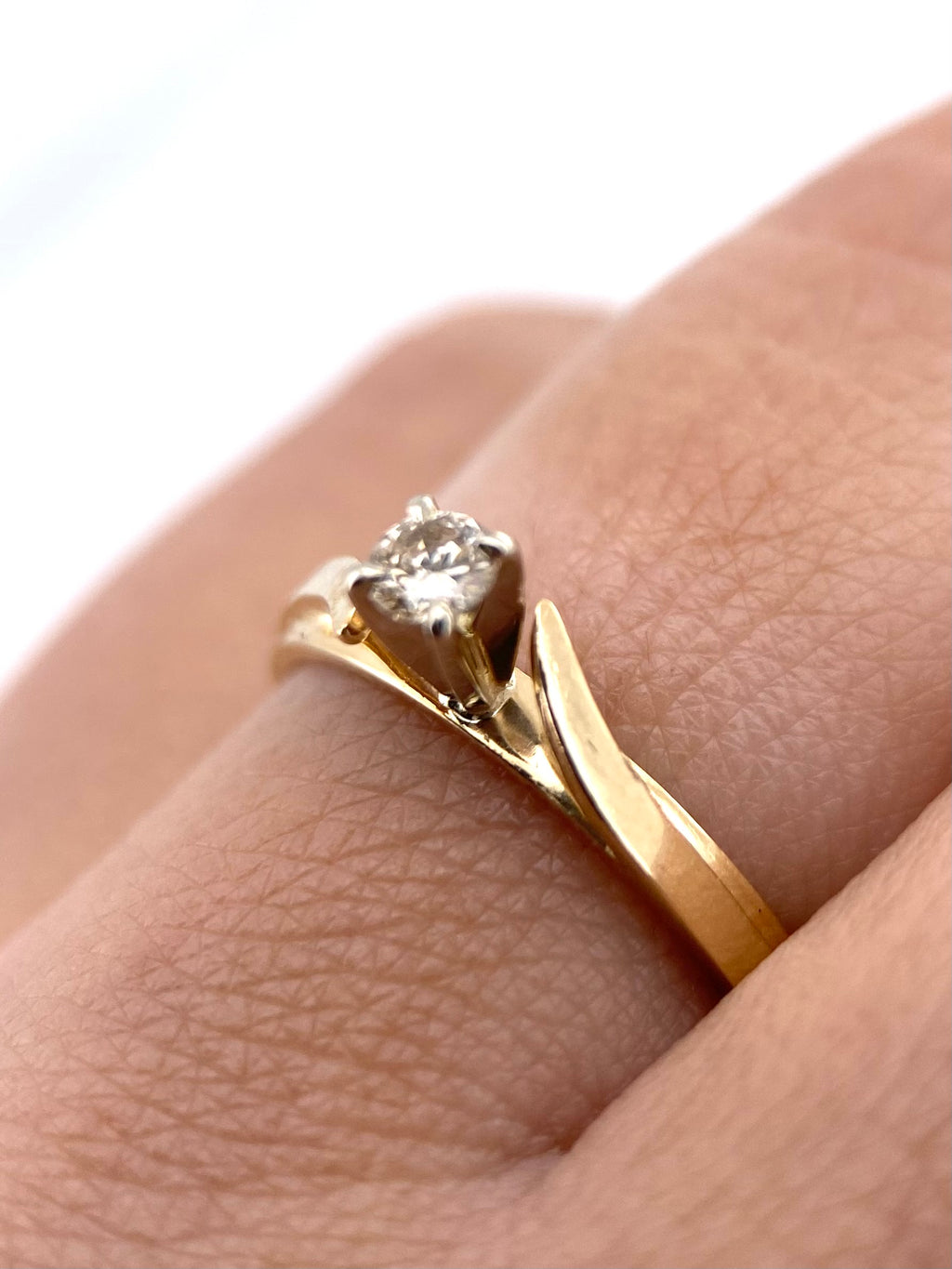 Oro Amarillo 14k Redondo 0.10ct de Diamante Natural                              Anillo Compromiso OF2263