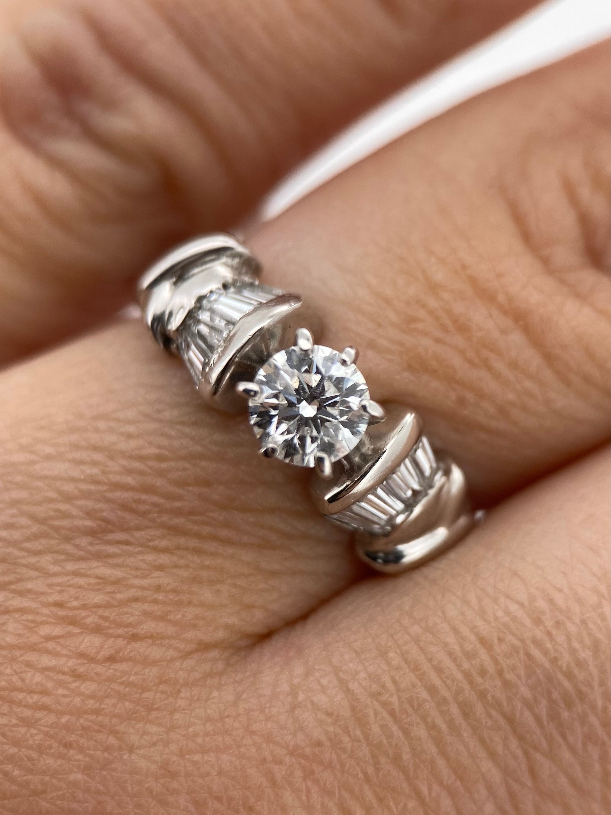 Oro Blanco 14k Redondo 0.50 Central + 0.24 Laterales de Diamantes Naturales                            Anillo Compromiso OF1672