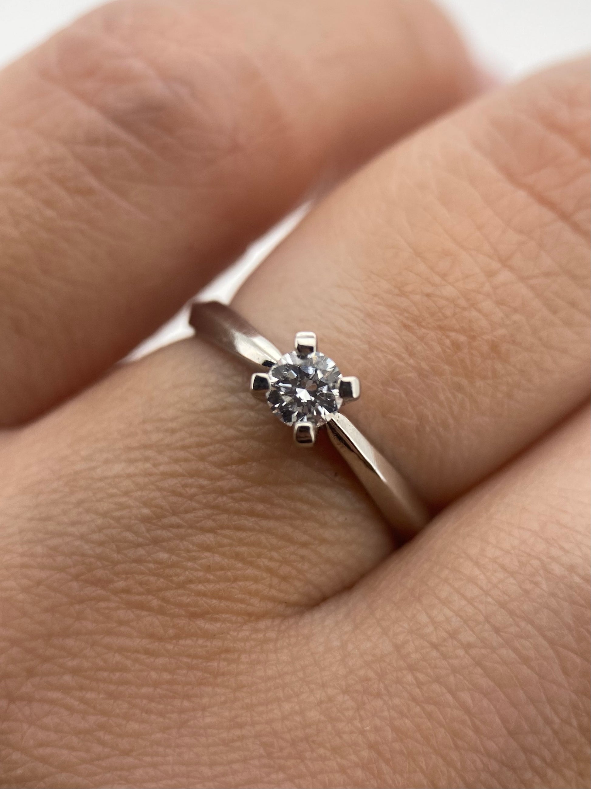 Oro Blanco 14k Redondo 0.20ct de Diamante Natural.                                                  Anillo Compromiso OF2183