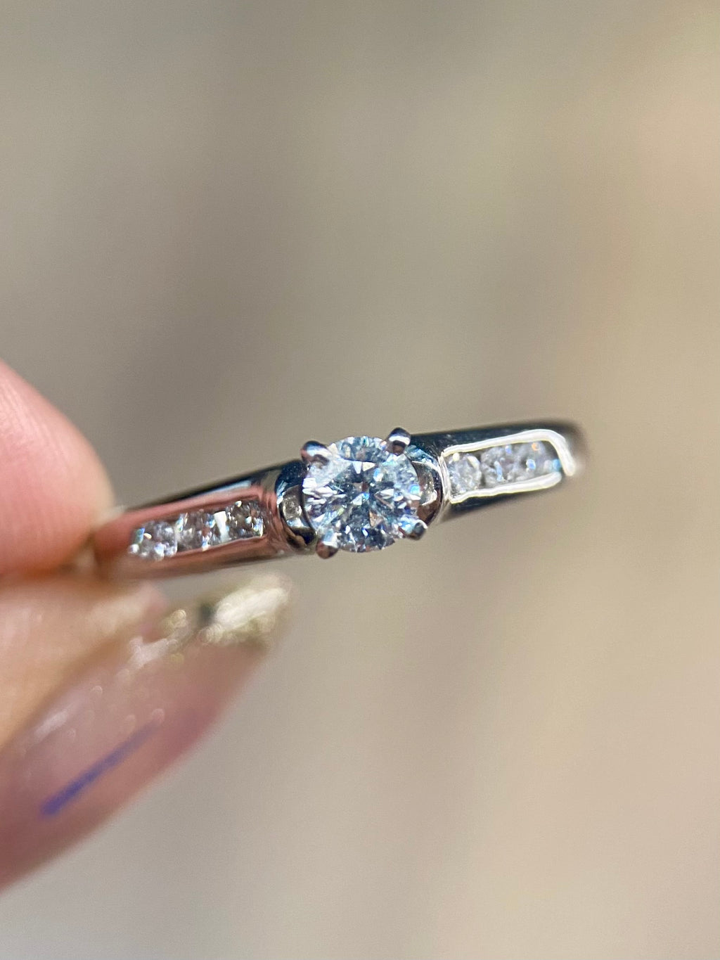 Oro Blanco 14k Redondo 0.23 Central + 0.12 Laterales de Diamantes Naturales                            Anillo Compromiso OF1874