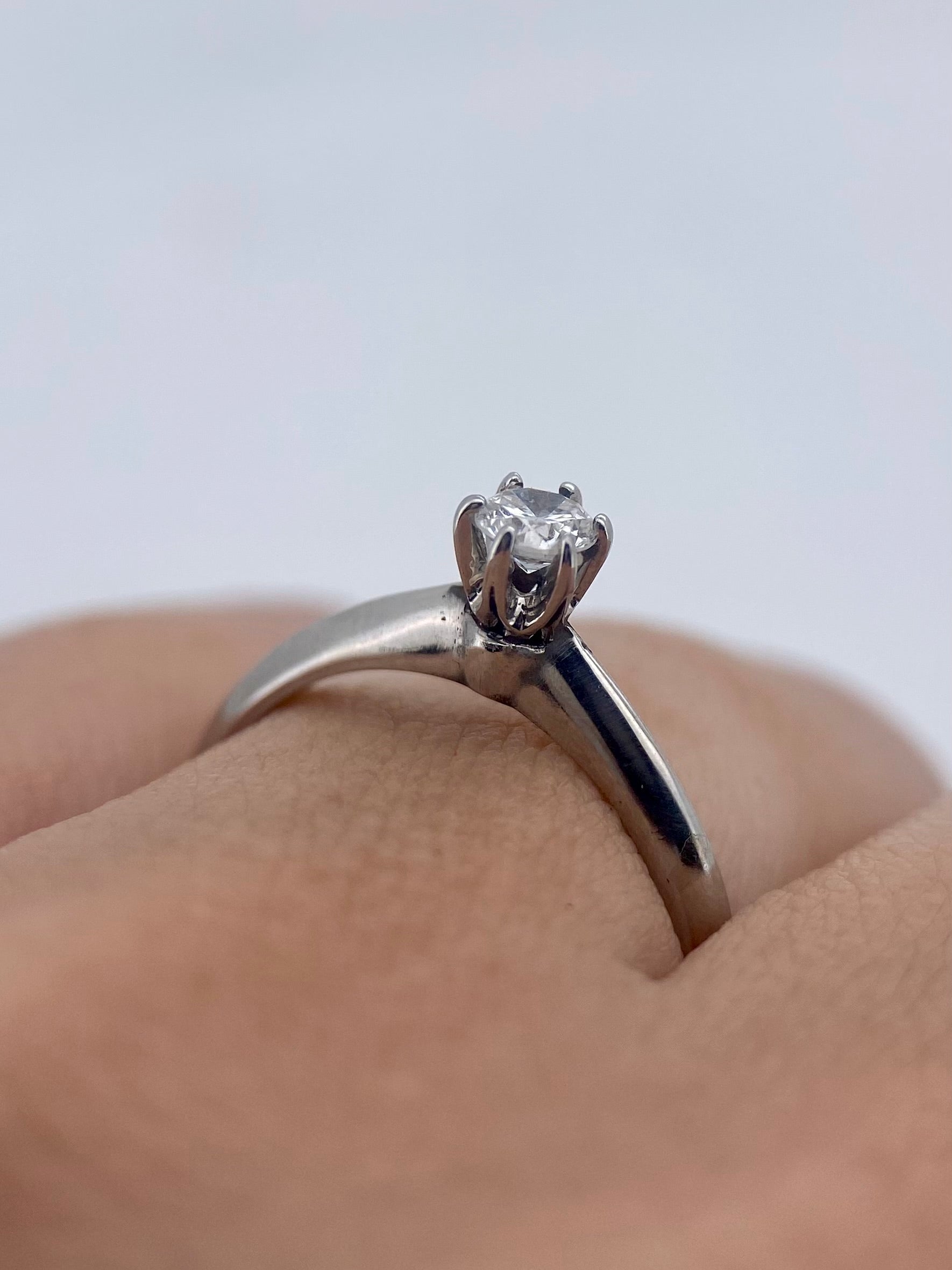 Oro Blanco 14k Redondo 0.15ct de Diamante Natural.                                                  Anillo Compromiso OF2237