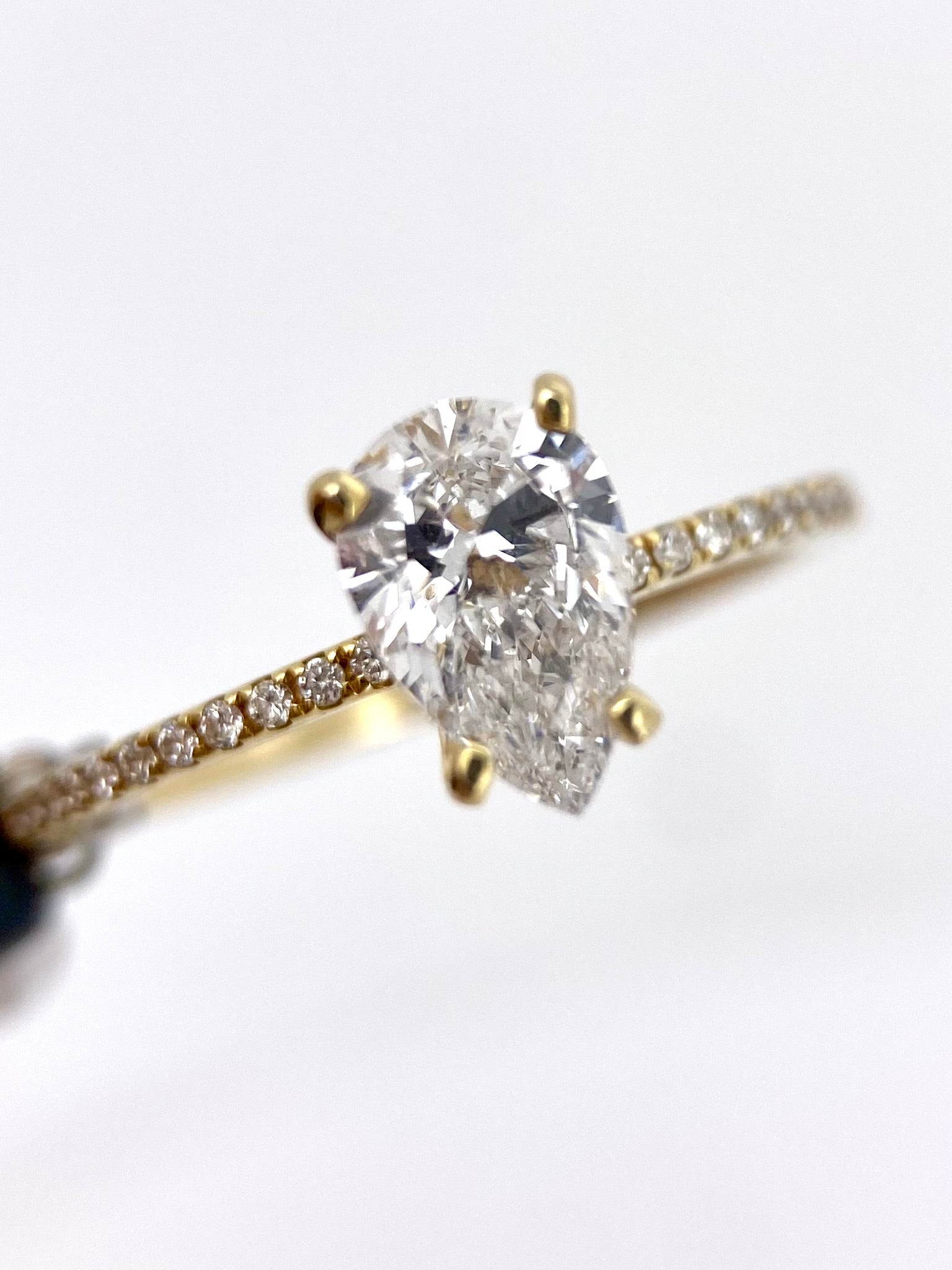 Diamante Laboratorio IGI Pera 1.01ct+0.16ct Oro Amarillo-Anillo de Compromiso