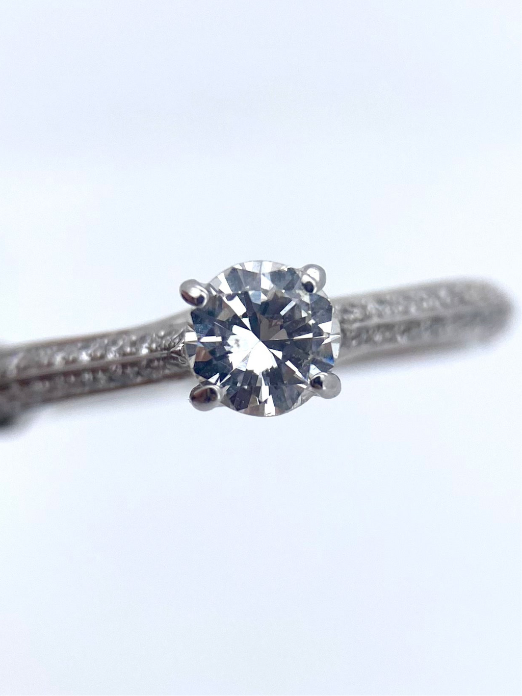 Oro Blanco 14k Redondo 0.50ct Central + 0.28 Laterales                               Anillo Compromiso OF2110