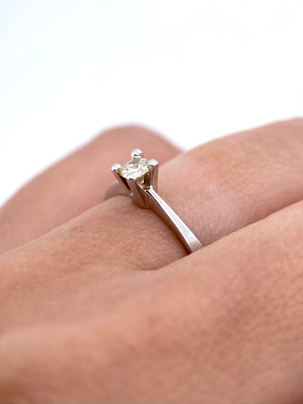 Oro Blanco 14k Redondo 0.11ct de Diamante Natural                                                  Anillo Compromiso OF1034