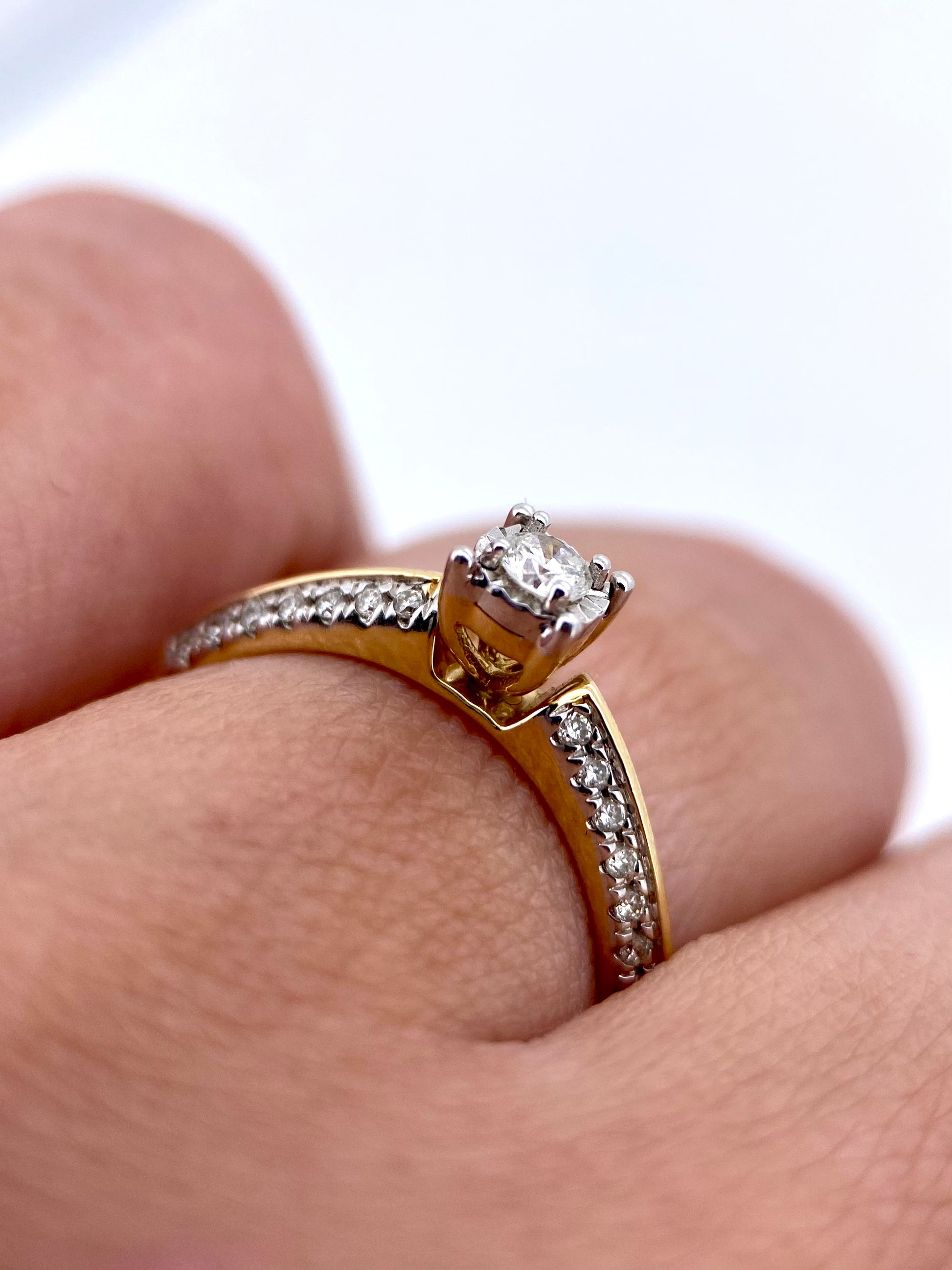 Oro Amarillo 14k Redondo 0.09 Central + 0.22 Laterales de Diamantes Naturales                            Anillo Compromiso OF1770