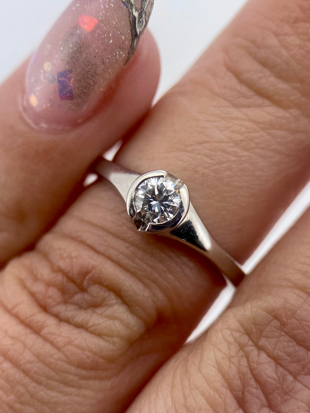 Oro Blanco 14k Redondo 0.22ct de Diamante Natural Biselado.                                                Anillo Compromiso OF1879