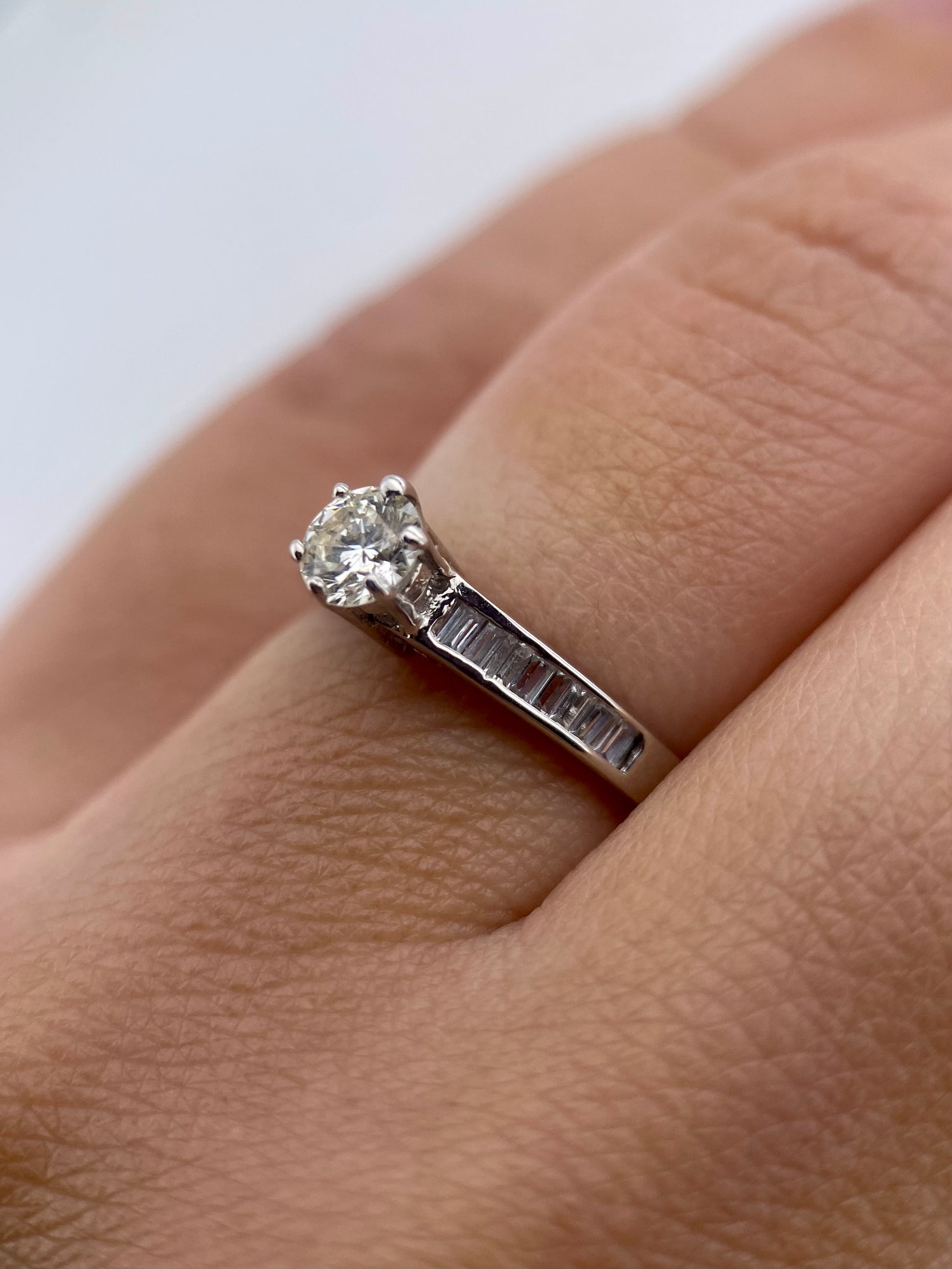 Oro Blanco 14k Redondo 0.32 Central + 0.15 Laterales de Diamantes Naturales                            Anillo Compromiso OF2117