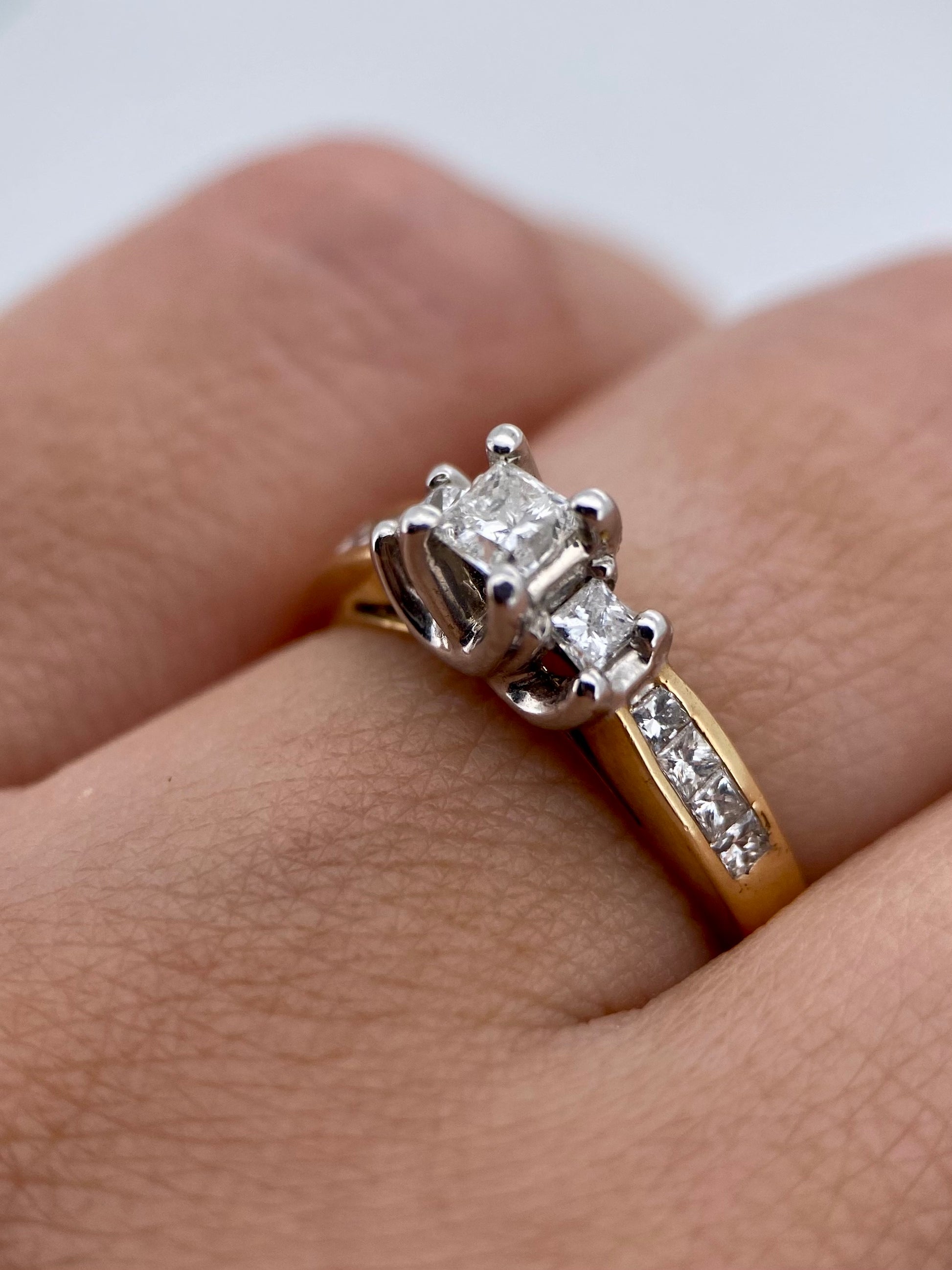 Oro Blanco 14k Princes 0.20ct + 0.35ct de Diamante Natural.                                                  Anillo Compromiso OF1713
