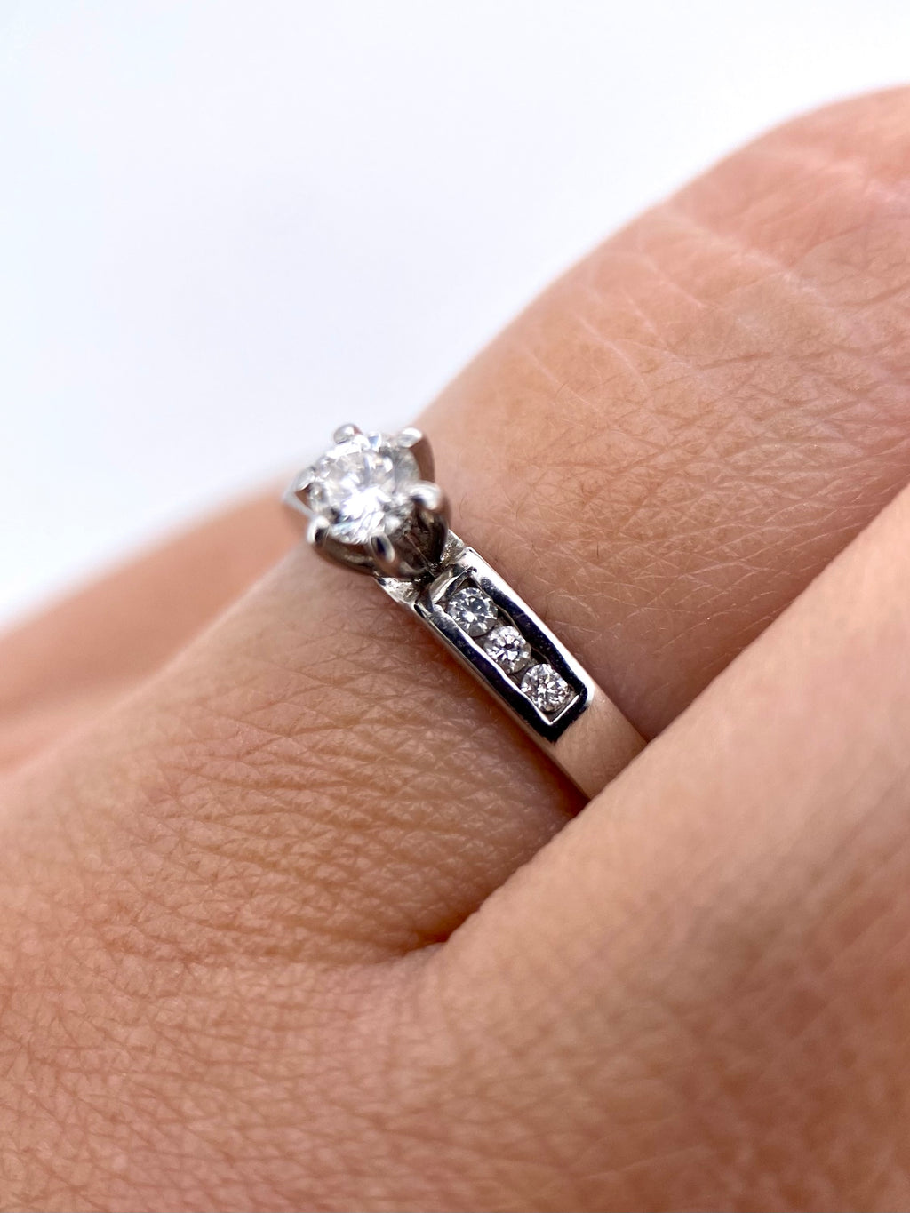 Oro Blanco 14k Redondo 0.18 Central + 0.09 Laterales de Diamantes Naturales                            Anillo Compromiso OF1875