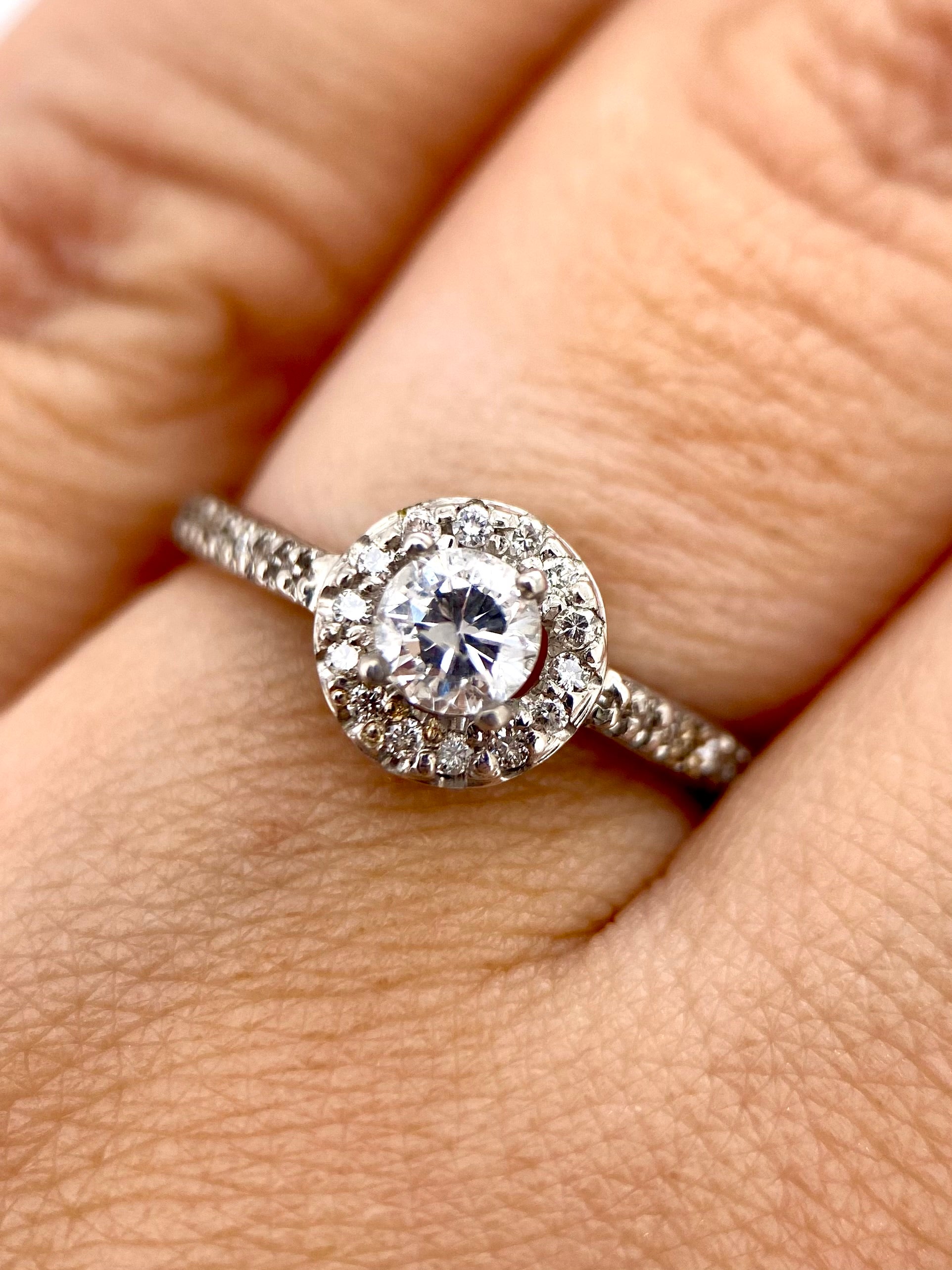 Oro Blanco 14k Redondo 0.31ct Central + 0.16 Laterales                               Anillo Compromiso OF1358