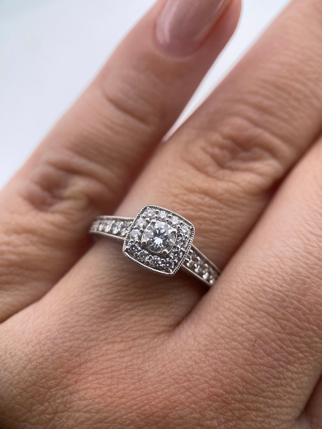 Oro Blanco 14k Princess 0.25ct Central + 0.25 Laterales de Diamantes Naturales                            Anillo Compromiso OF1593