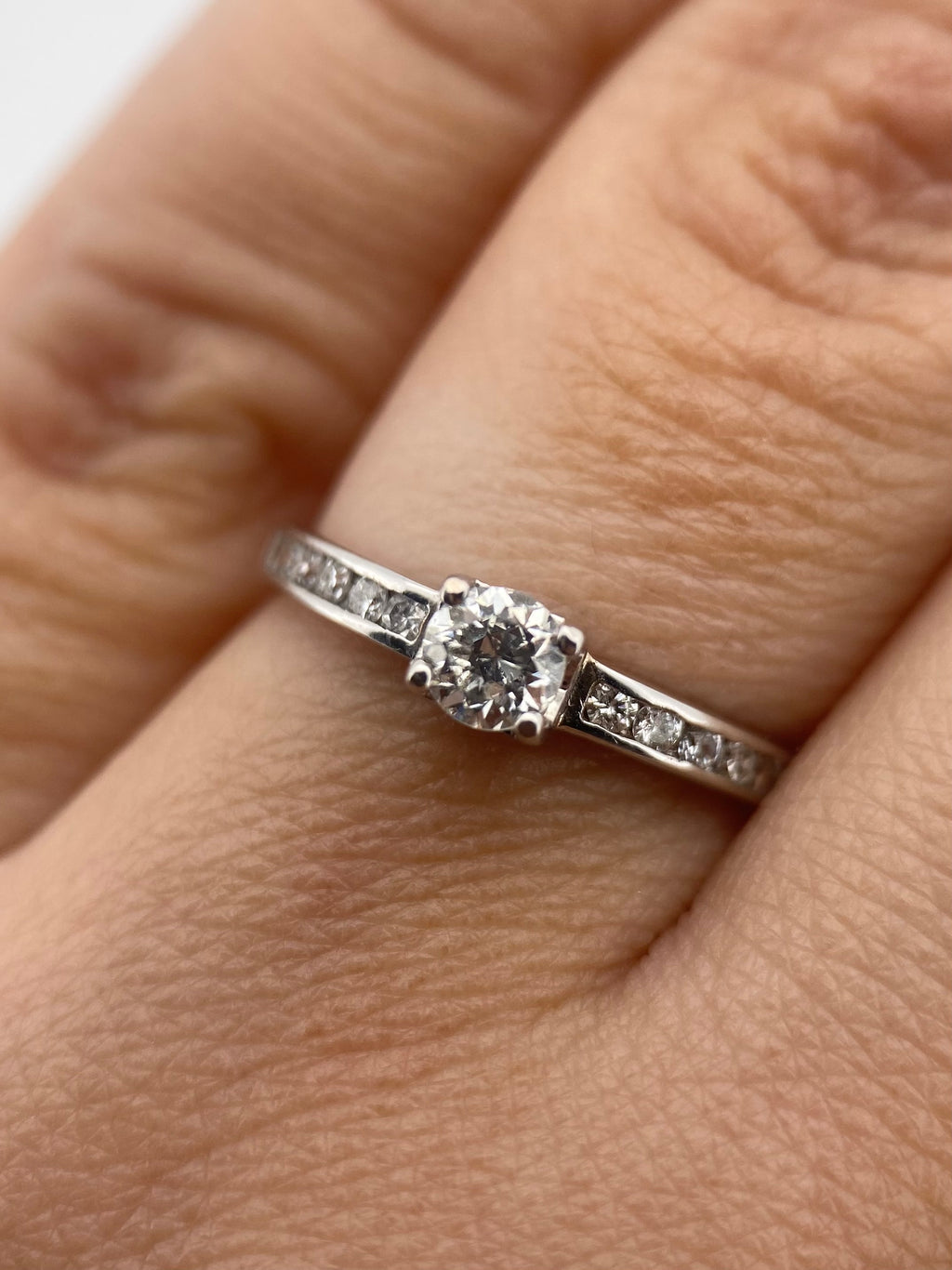 Oro Blanco 14k Redondo 0.26 Central + 0.12 Laterales de Diamantes Naturales                            Anillo Compromiso OF1935