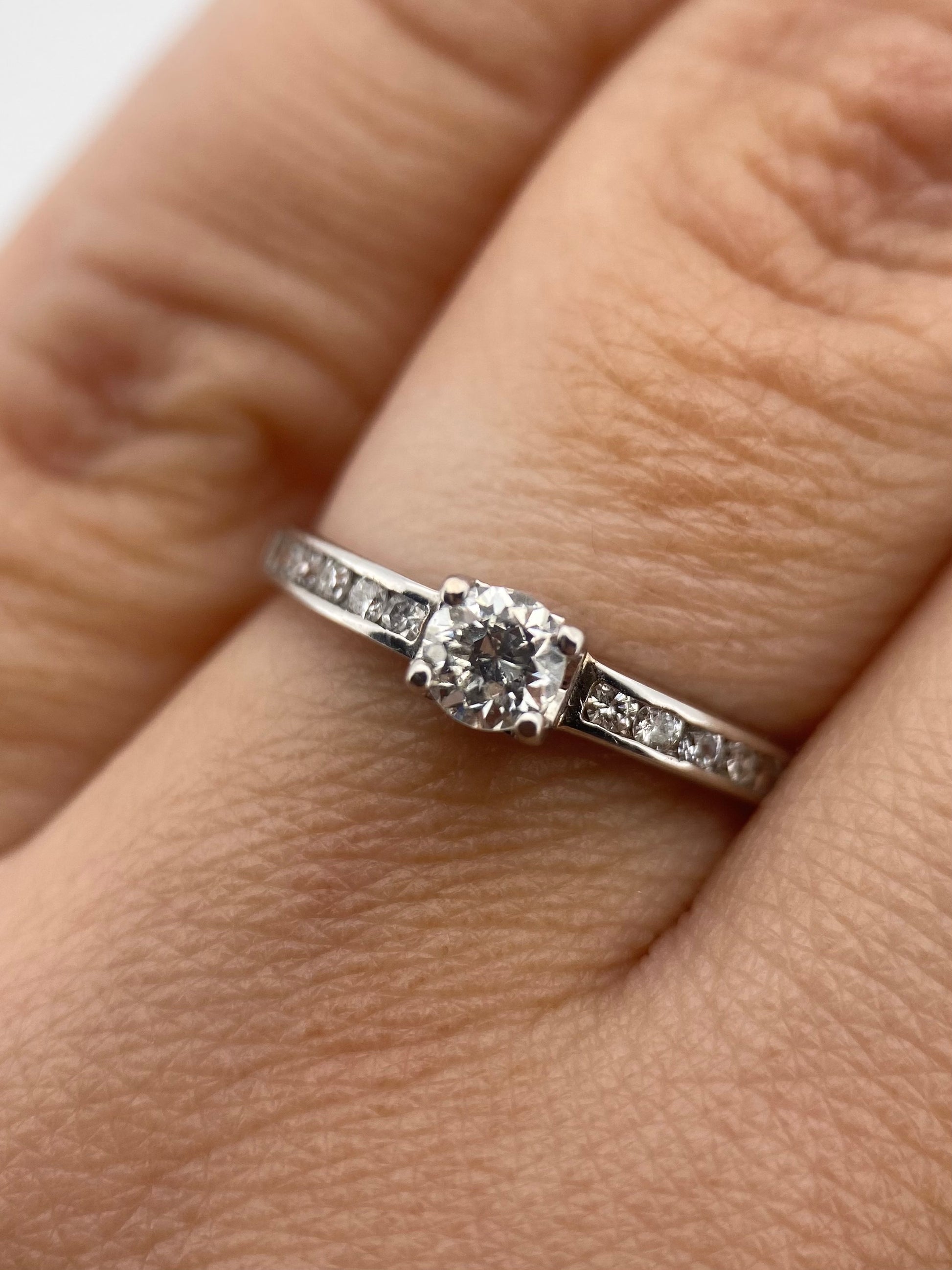 Oro Blanco 14k Redondo 0.26 Central + 0.12 Laterales de Diamantes Naturales                            Anillo Compromiso OF1935