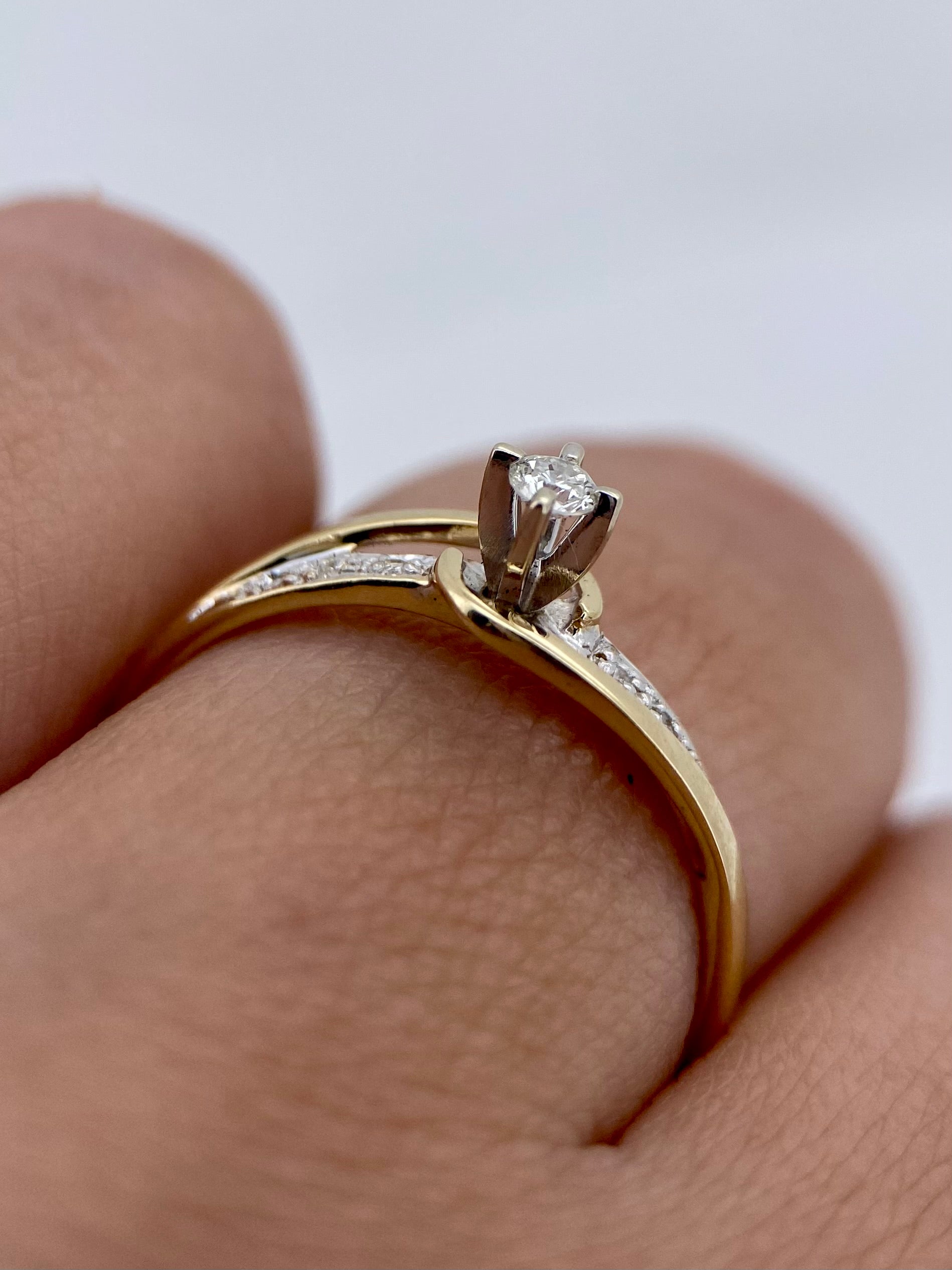 Oro Amarillo 14k Redondo 0.08ct + 0.05 de Diamante Natural                              Anillo Compromiso OF2265