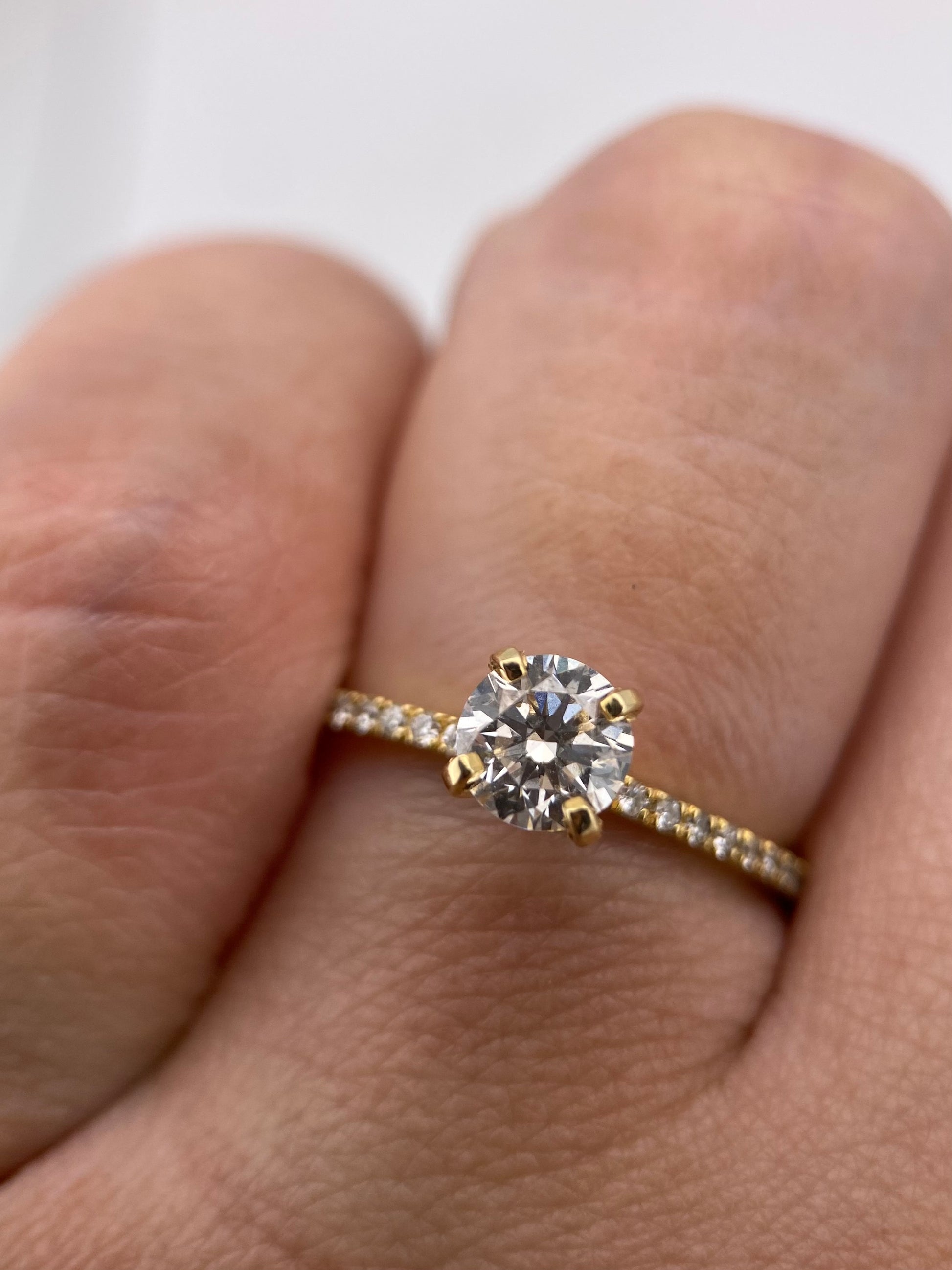 Diamante Laboratorio IGI Redondo 0.70ct+0.16ct Laterales Oro 14k Amarillo-Anillo de Compromiso