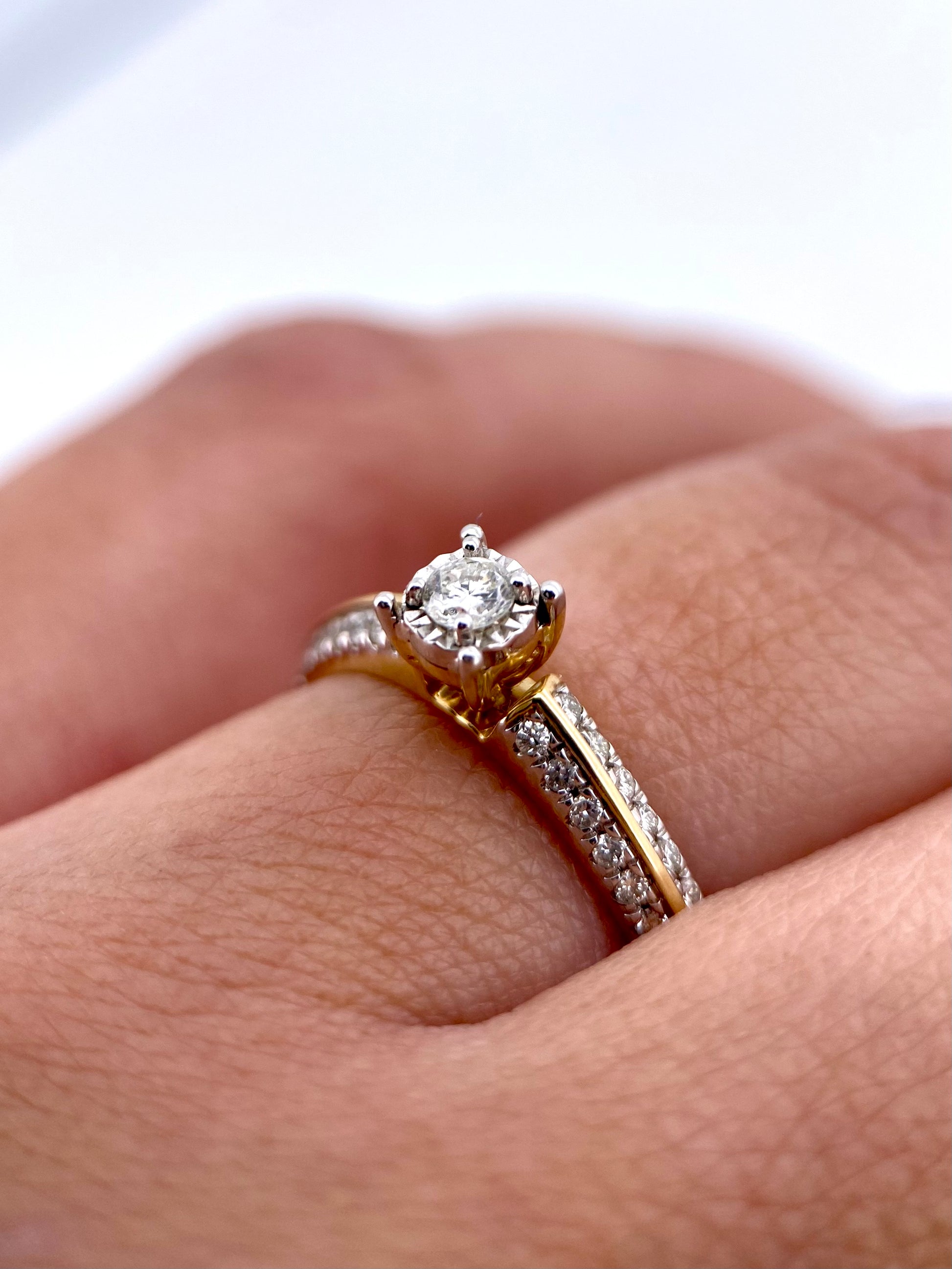 Oro Amarillo 14k Redondo 0.09 Central + 0.22 Laterales de Diamantes Naturales                            Anillo Compromiso OF1770