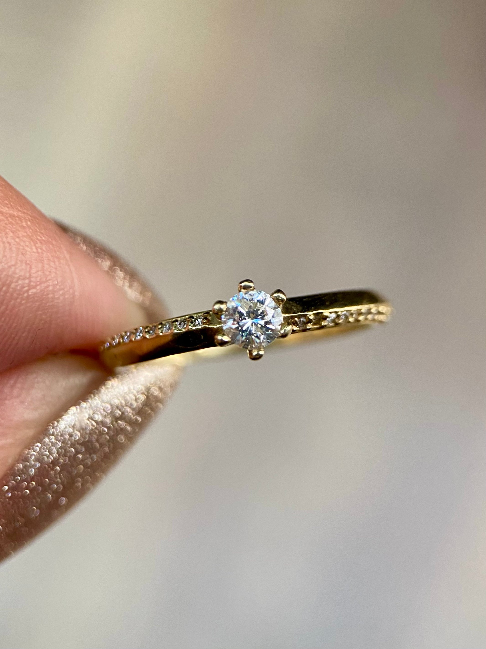 Oro Amarillo 14k Redondo 0.17 Central + 0.12 Laterales de Diamantes Naturales                            Anillo Compromiso OF1688
