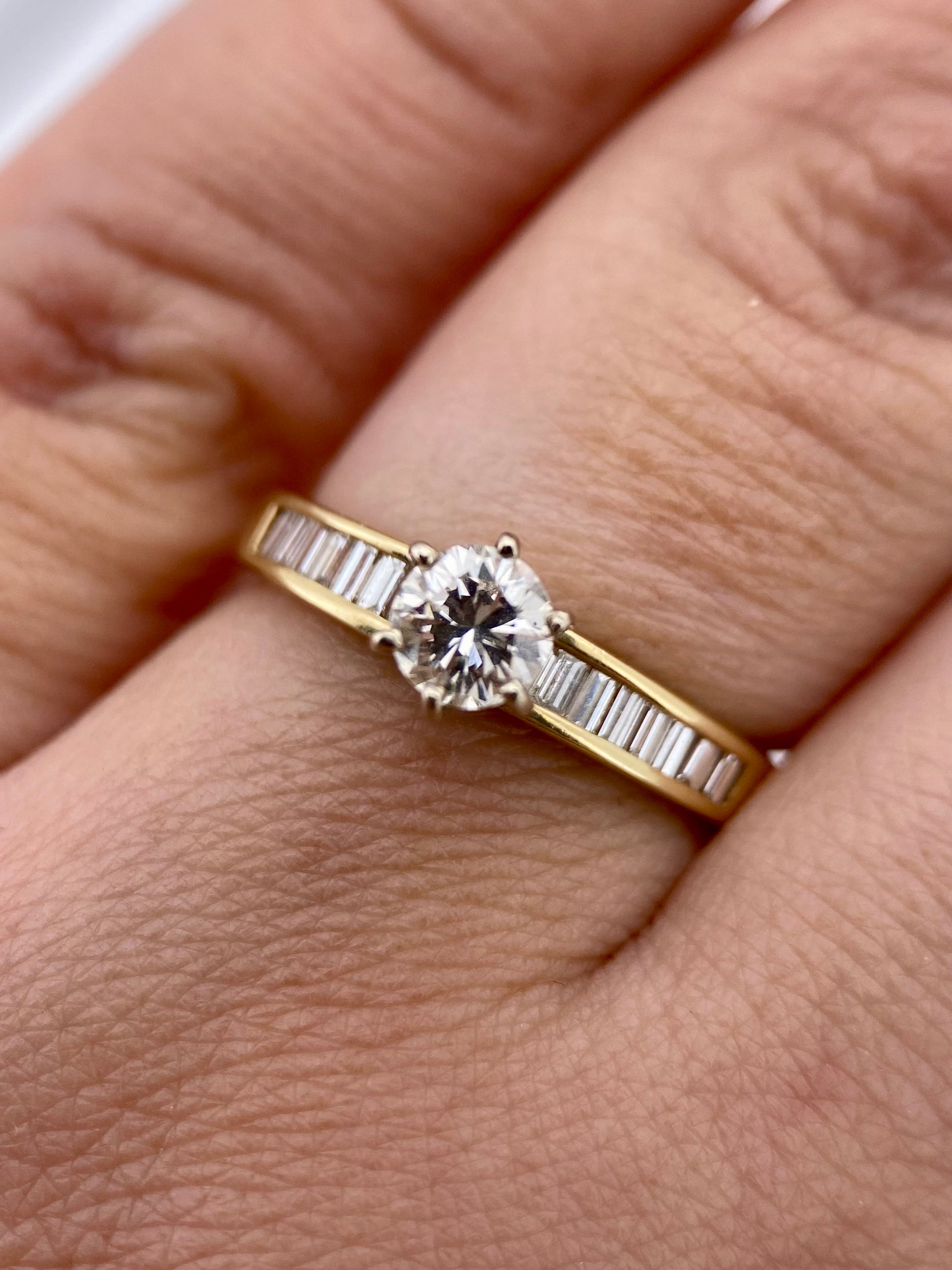 Oro Amarillo 14k Redondo 0.50 Central + 0.38 Laterales de Diamantes Naturales                            Anillo Compromiso OF1520