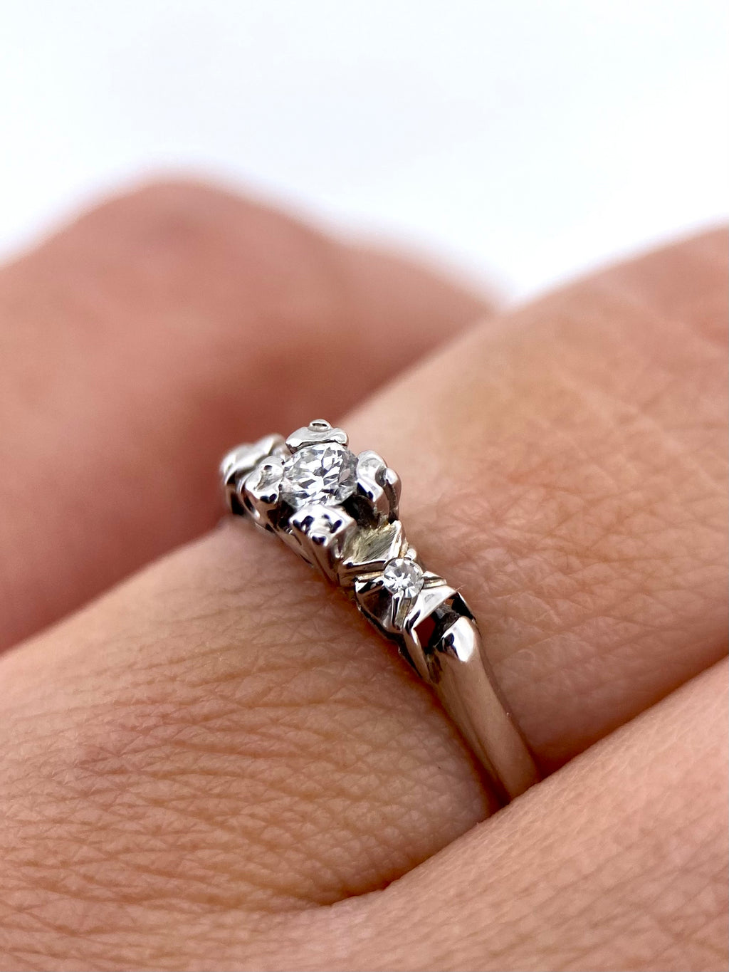 Oro Blanco 14k Redondo 0.07ct + 0.02ct de Diamante Natural.                                                  Anillo Compromiso OF1757