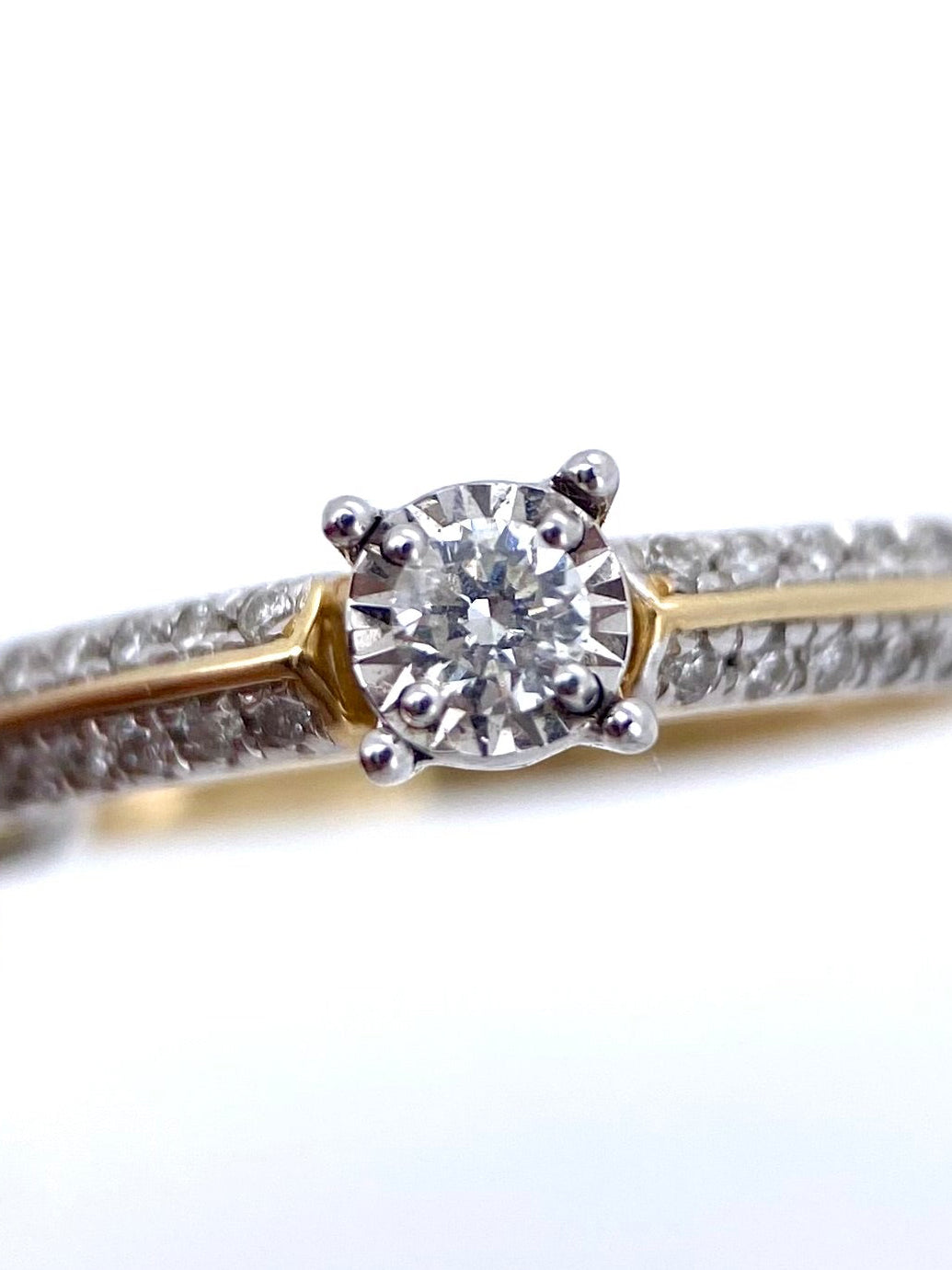 Oro Amarillo 14k Redondo 0.09 Central + 0.22 Laterales de Diamantes Naturales                            Anillo Compromiso OF1770