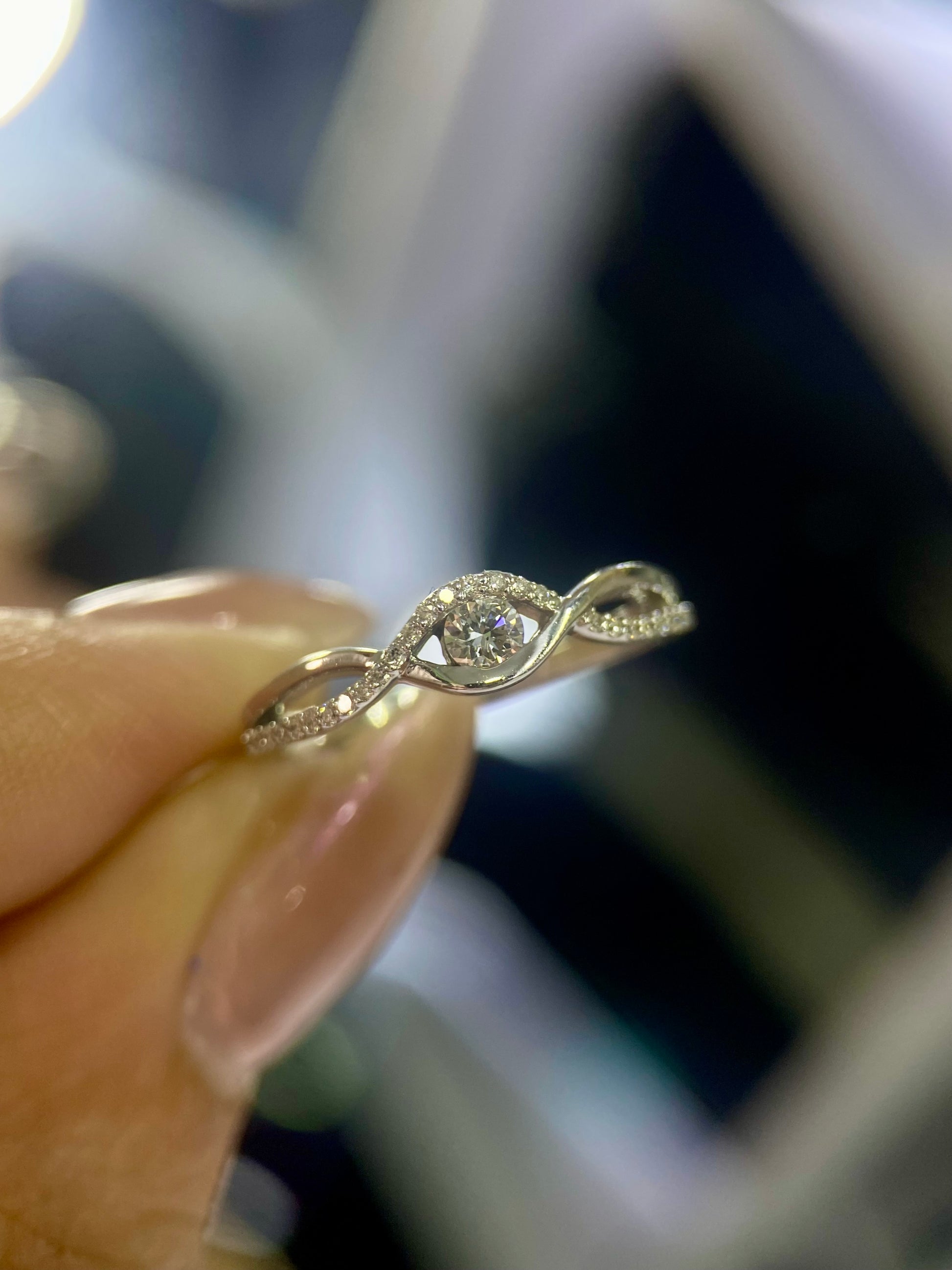 Oro Blanco 14k Redondo 0.11ct Central + 0.14 Laterales de Diamantes Naturales                            Anillo Compromiso OF1957