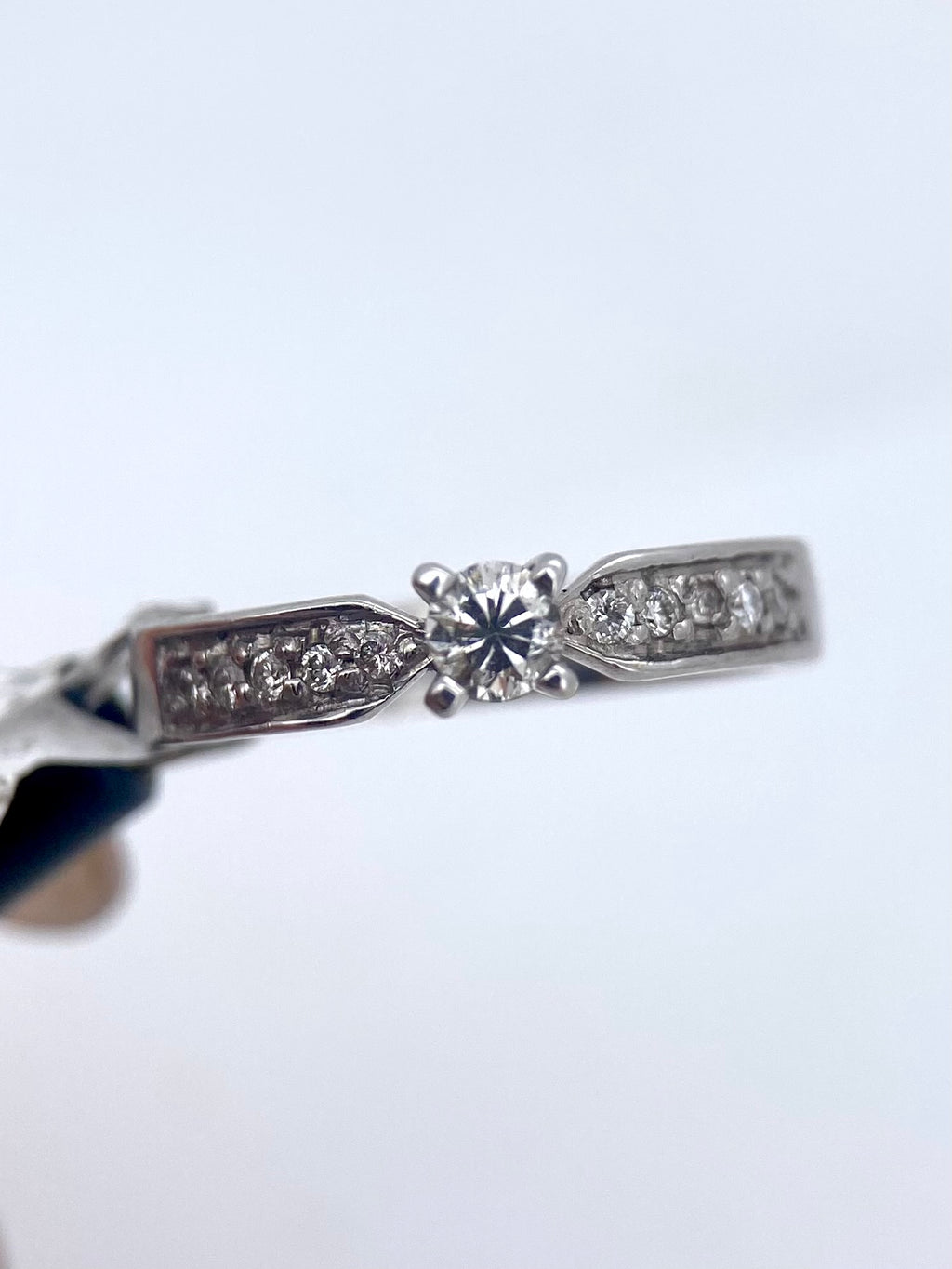 Oro Blanco 14k Redondo 0.12 Central + 0.10 Laterales de Diamantes Naturales                            Anillo Compromiso OF1710