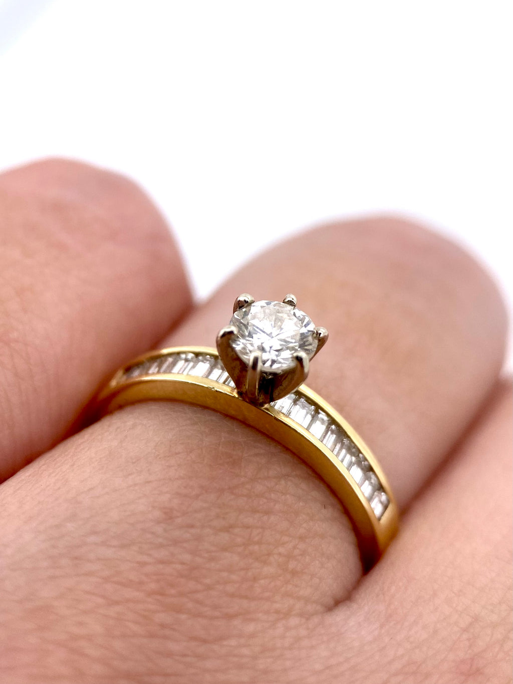 Oro Amarillo 14k Redondo 0.50 Central + 0.38 Laterales de Diamantes Naturales                            Anillo Compromiso OF1520