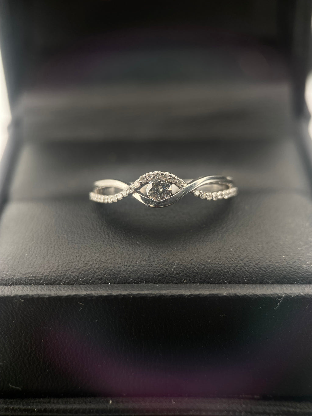 Oro Blanco 14k Redondo 0.11ct Central + 0.14 Laterales de Diamantes Naturales                            Anillo Compromiso OF1957