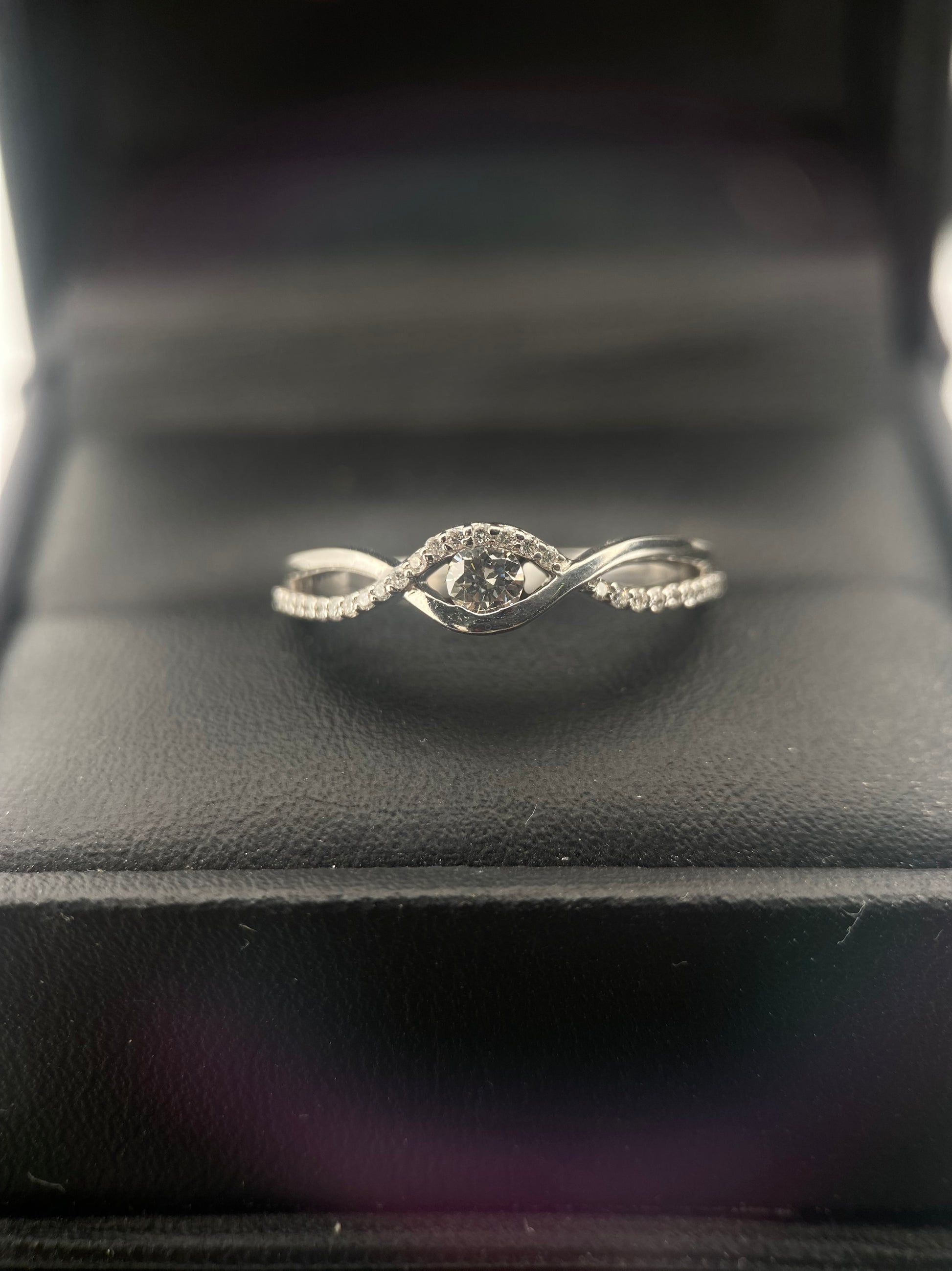 Oro Blanco 14k Redondo 0.11ct Central + 0.14 Laterales de Diamantes Naturales                            Anillo Compromiso OF1957