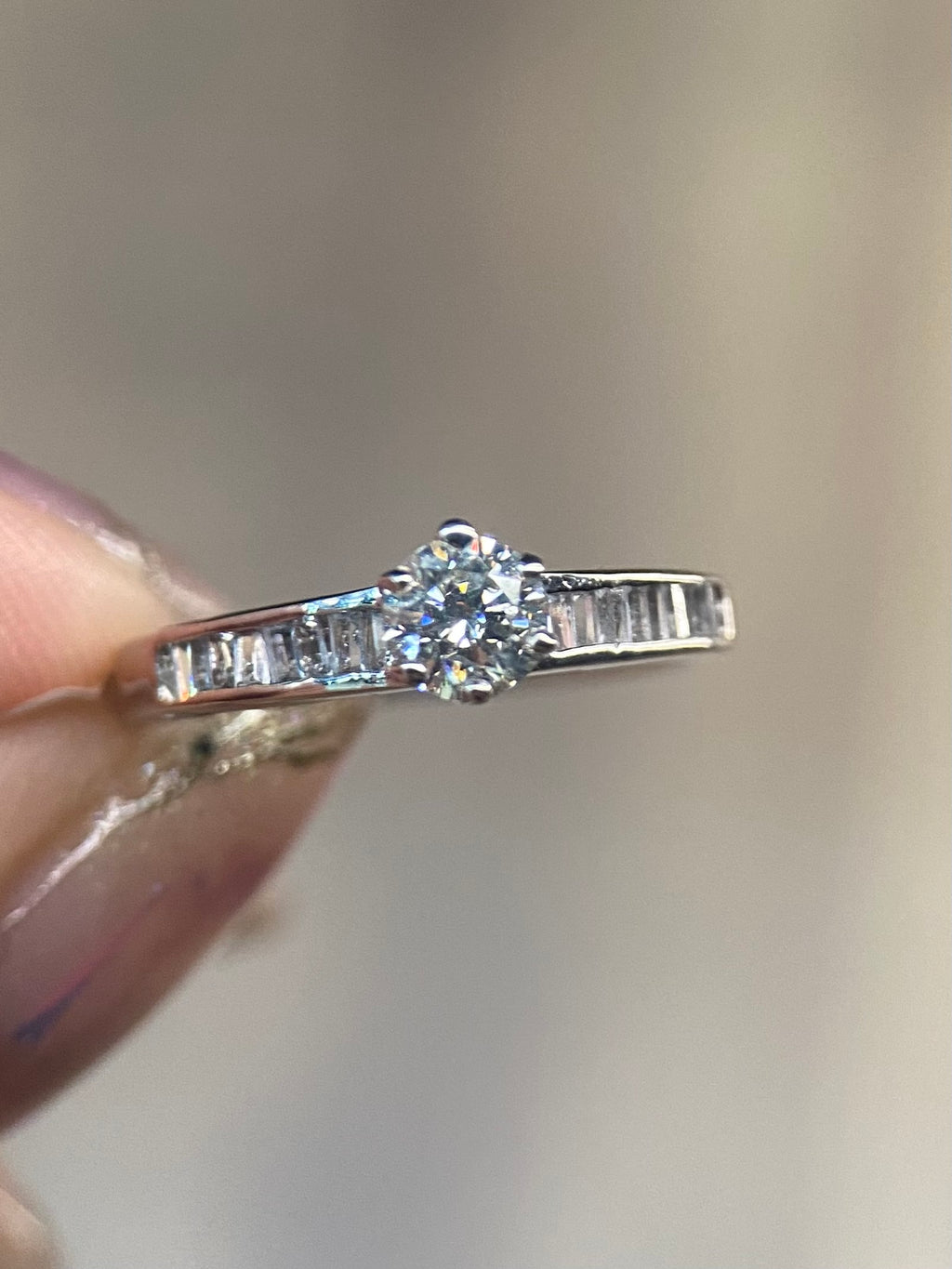 Oro Blanco 14k Redondo 0.32 Central + 0.15 Laterales de Diamantes Naturales                            Anillo Compromiso OF2117