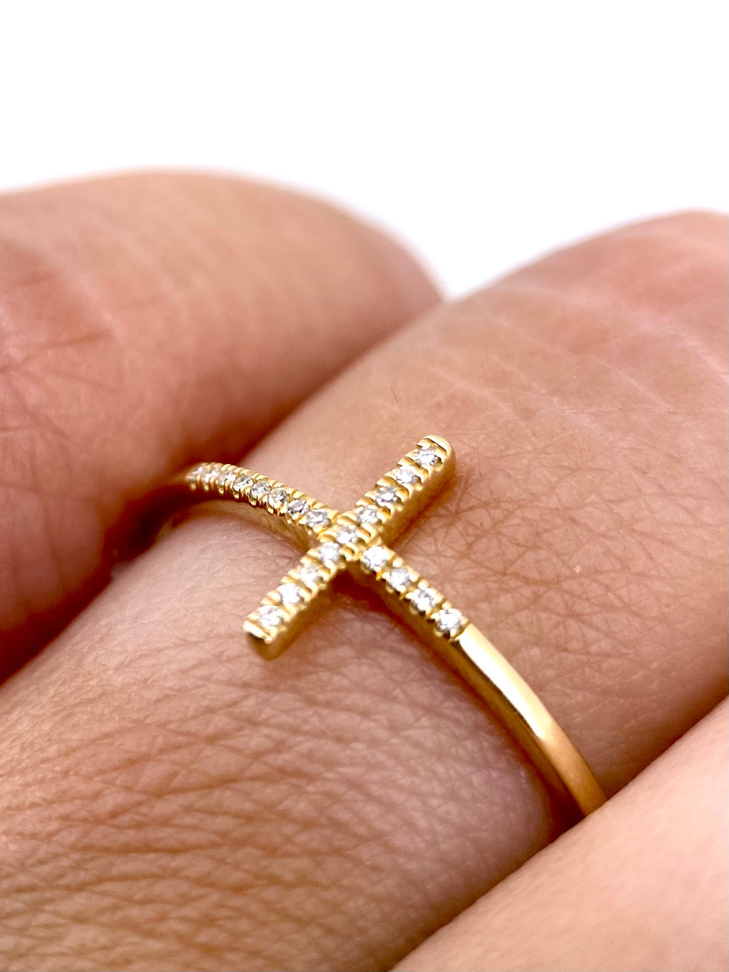 Churumbela Cruz 0.12ct Oro 14k Amarillo.            OF2352