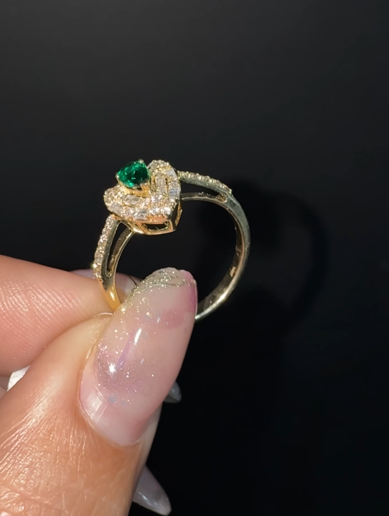 Oro Amarillo 14k Pera 0.35ct Central Esmeralda Tratada + 0.20ct Laterales de Diamantes Naturales                            Anillo OF2255