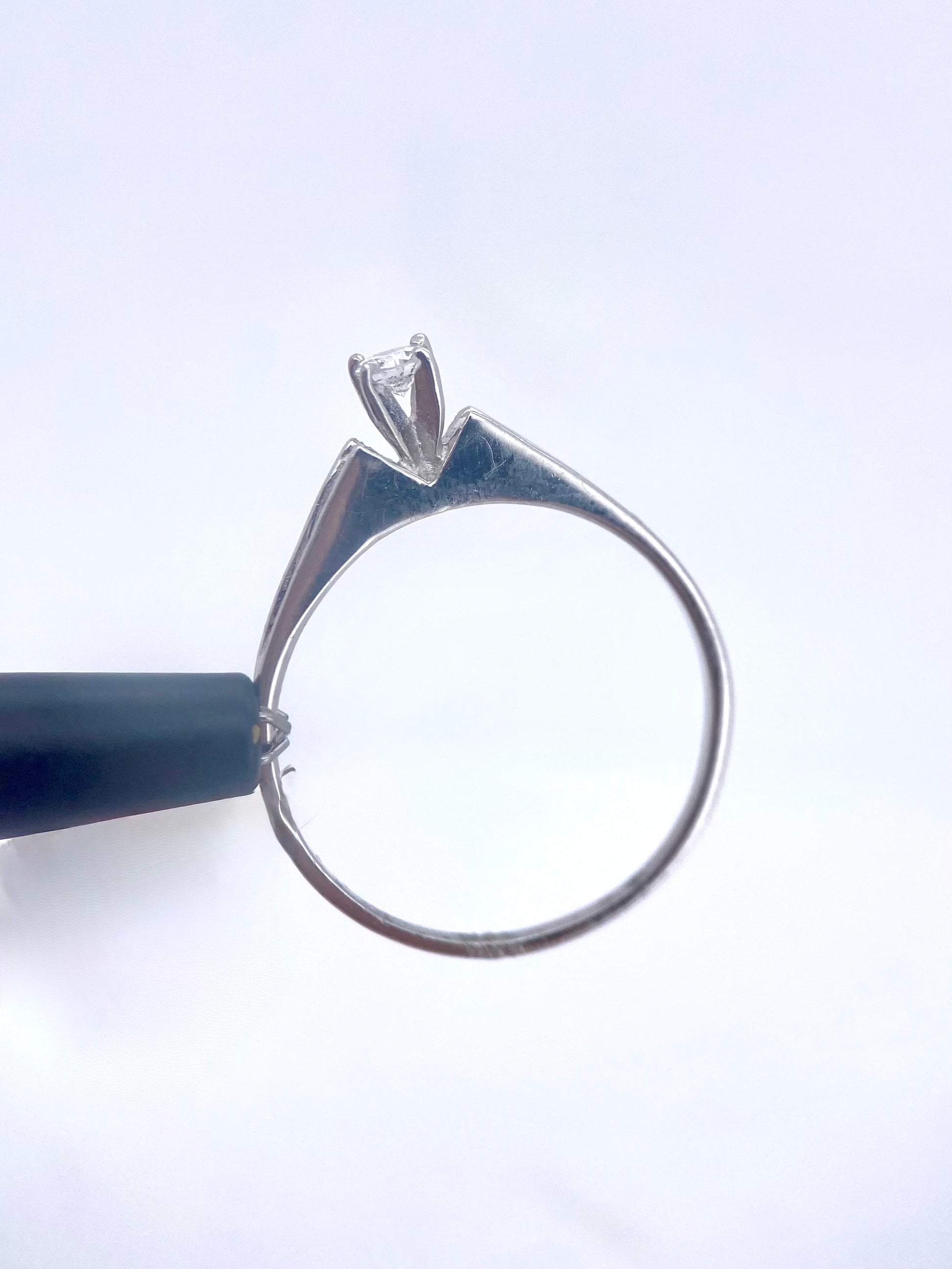 Oro Blanco 14k Redondo 0.12ct de Diamante Natural.                                                  Anillo Compromiso OF1154