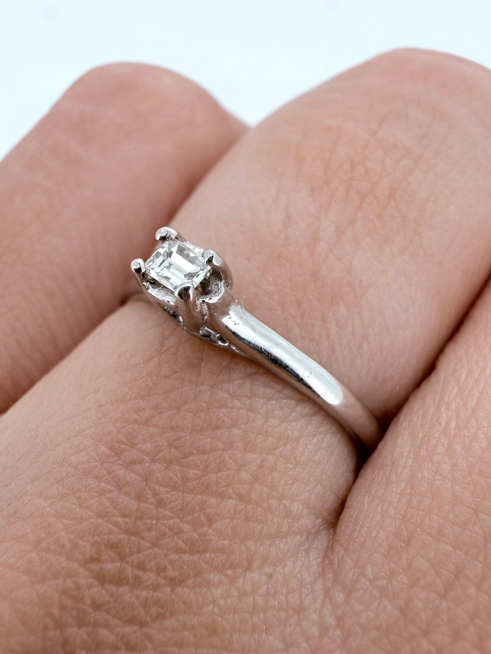 Oro Blanco 14k Esmeralda 0.09ct de Diamante Natural                                                  Anillo Compromiso OF1994