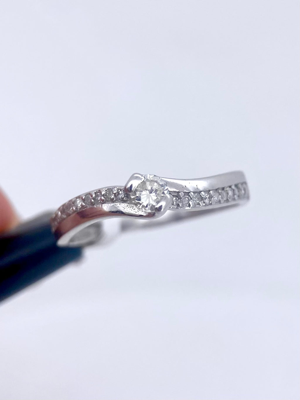 Oro Blanco 14k Redondo 0.20ct Central + 0.14 Laterales de Diamantes Naturales                            Anillo Compromiso OF1883