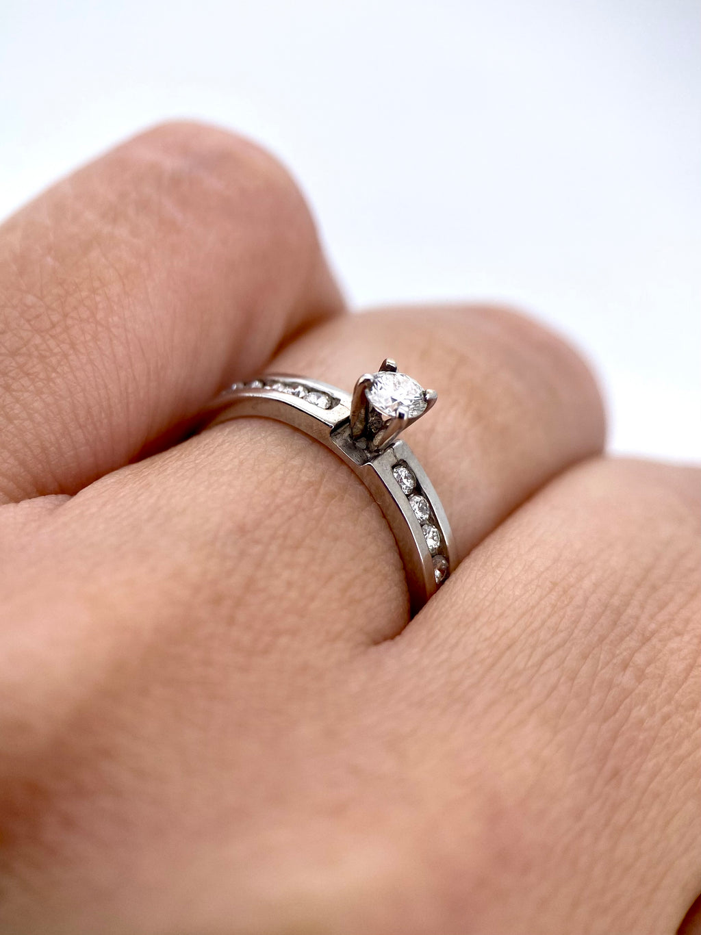 Oro Blanco 14k Redondo 0.16 Central + 0.13 Laterales de Diamantes Naturales                            Anillo Compromiso OF1768