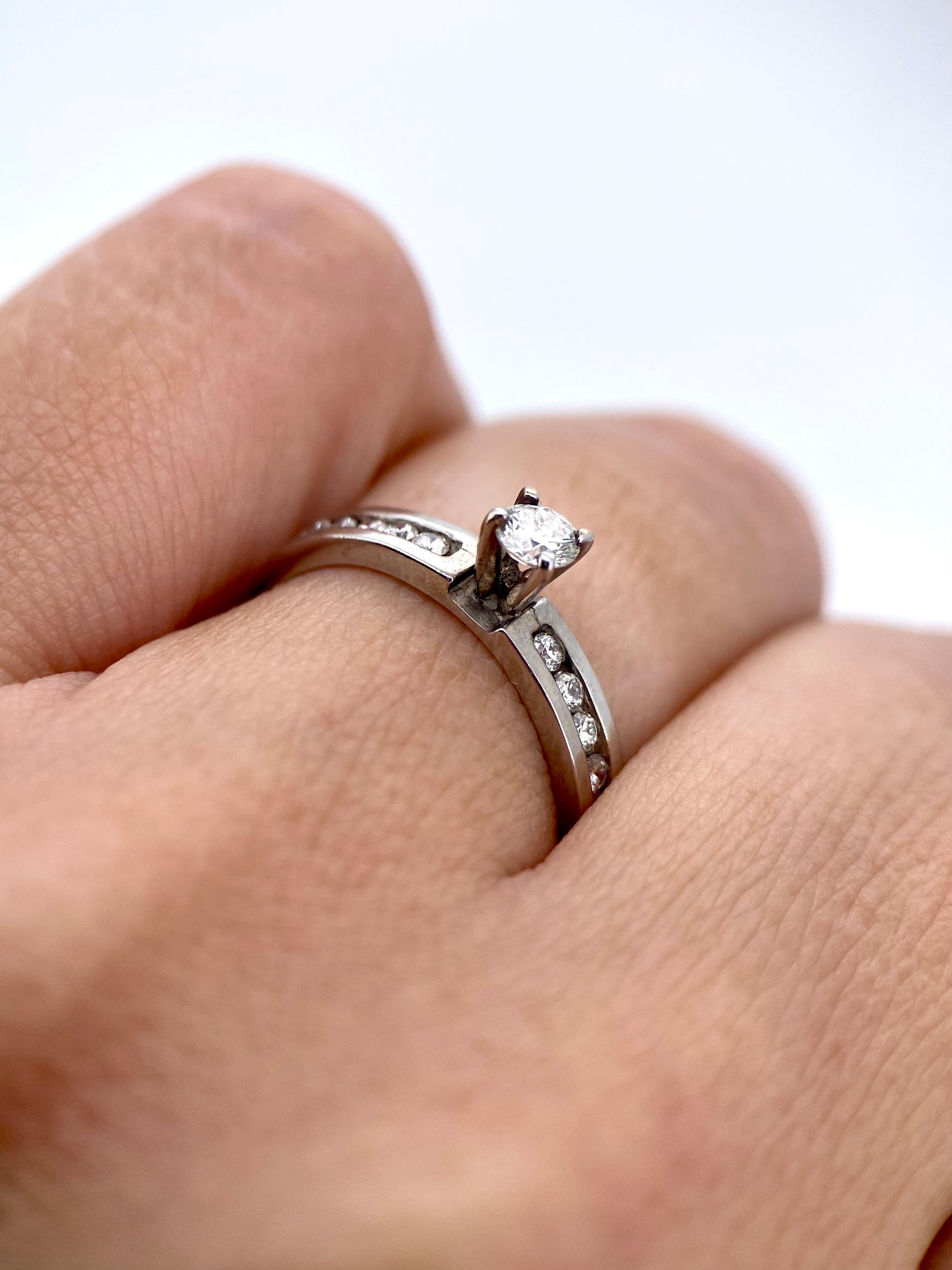 Oro Blanco 14k Redondo 0.16 Central + 0.13 Laterales de Diamantes Naturales                            Anillo Compromiso OF1768