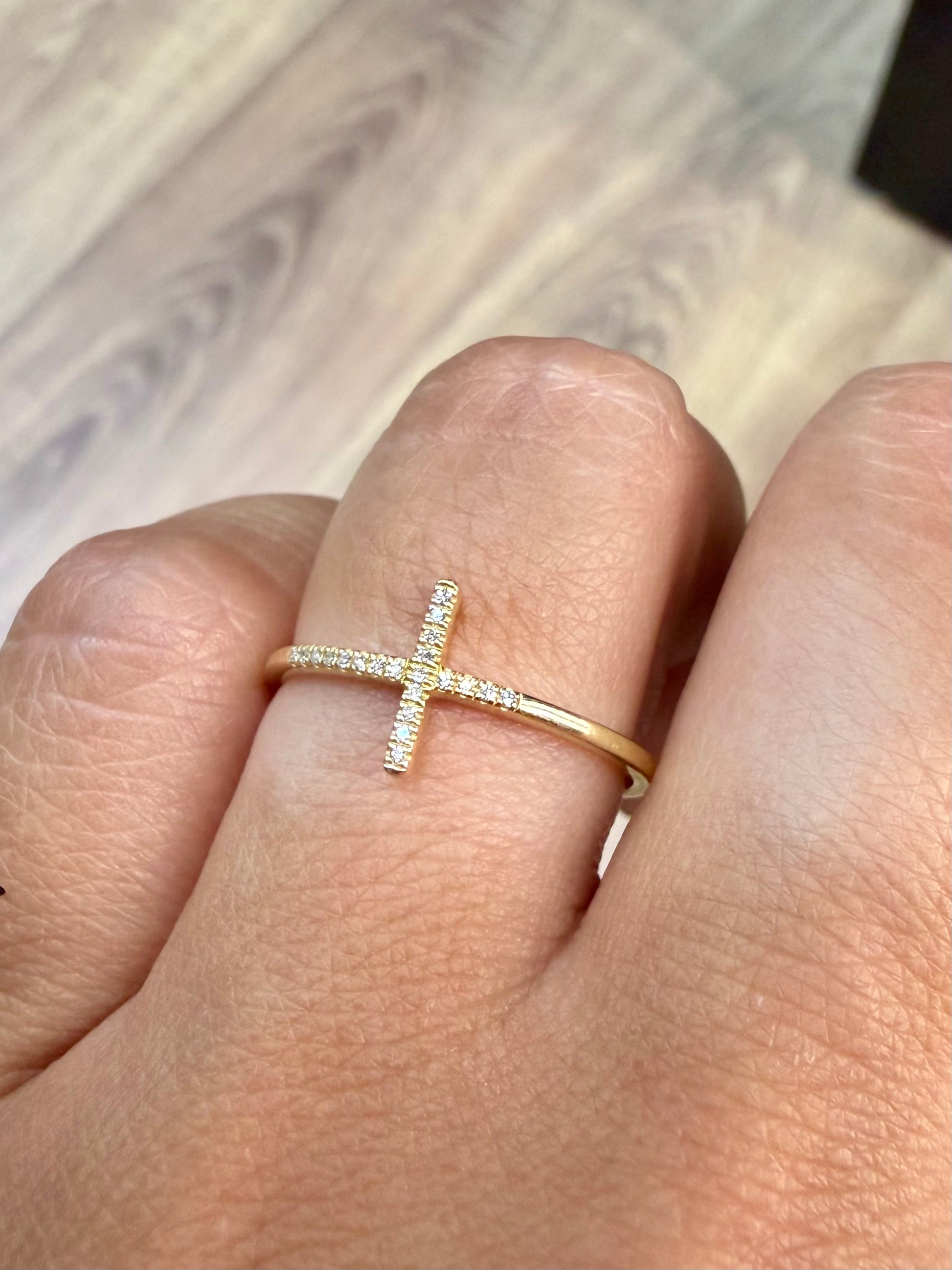 Churumbela Cruz 0.12ct Oro 14k Amarillo.            OF2352