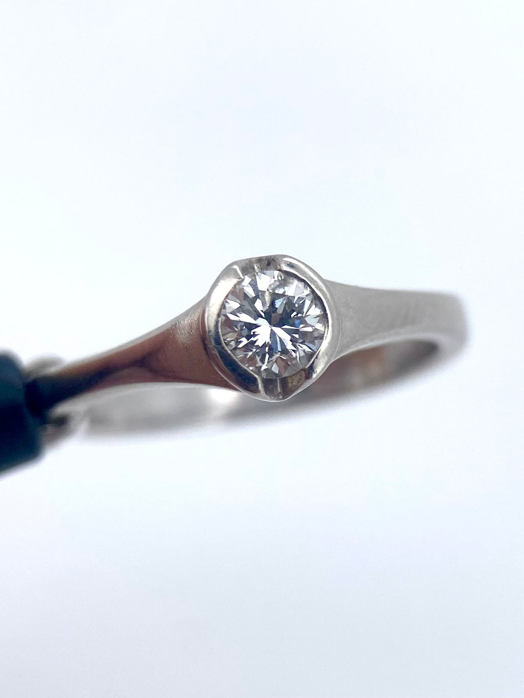 Oro Blanco 14k Redondo 0.22ct de Diamante Natural Biselado.                                                Anillo Compromiso OF1879