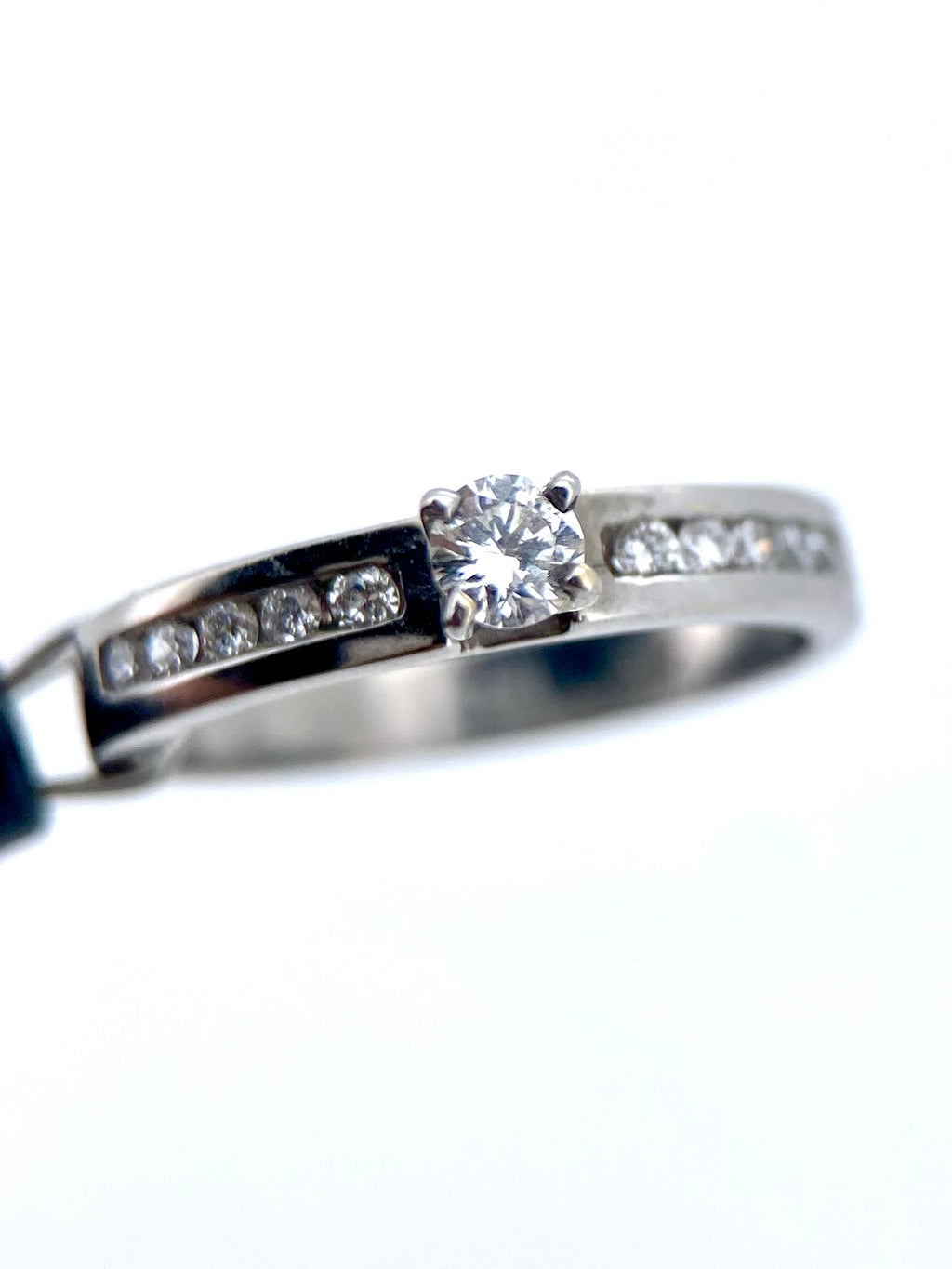 Oro Blanco 14k Redondo 0.16 Central + 0.13 Laterales de Diamantes Naturales                            Anillo Compromiso OF1768