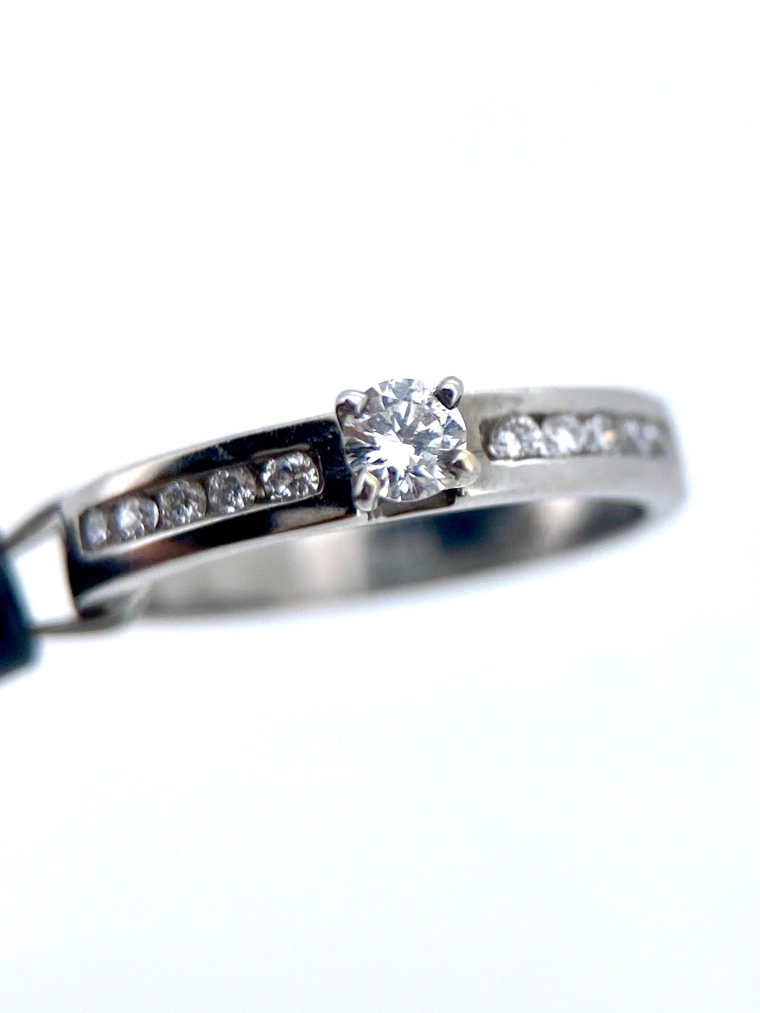 Oro Blanco 14k Redondo 0.16 Central + 0.13 Laterales de Diamantes Naturales                            Anillo Compromiso OF1768