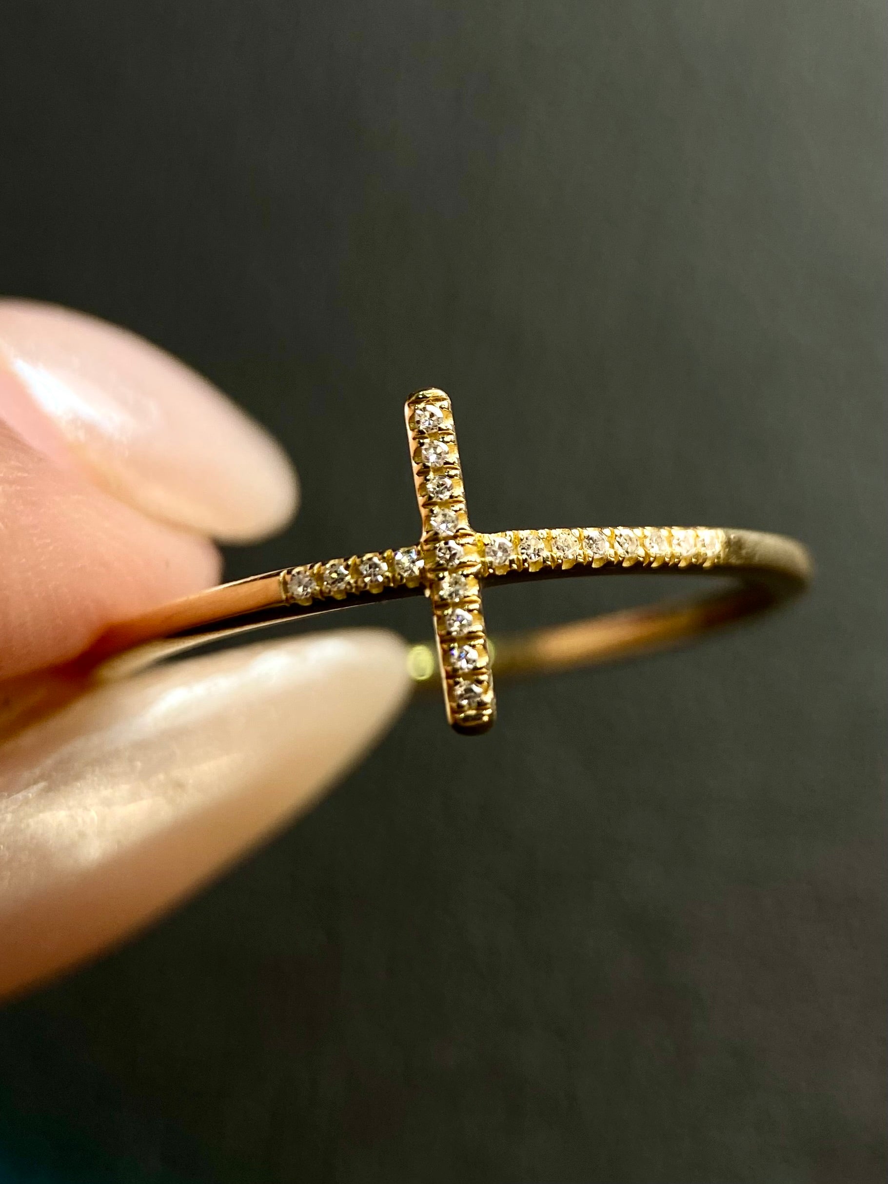 Churumbela Cruz 0.12ct Oro 14k Amarillo.            OF2352