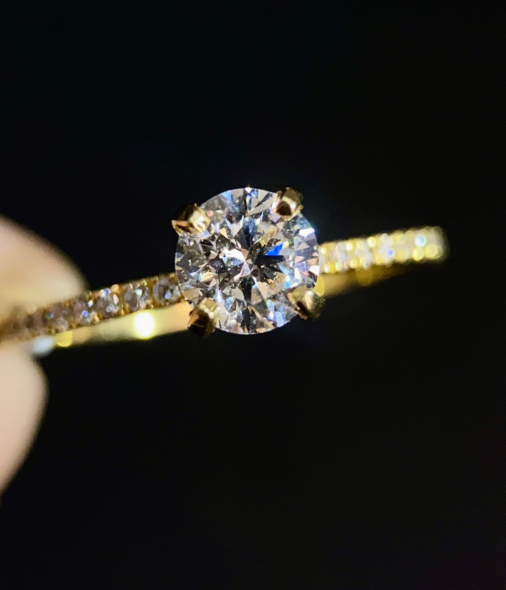 Diamante Laboratorio IGI Redondo 0.70ct+0.16ct Laterales Oro 14k Amarillo-Anillo de Compromiso