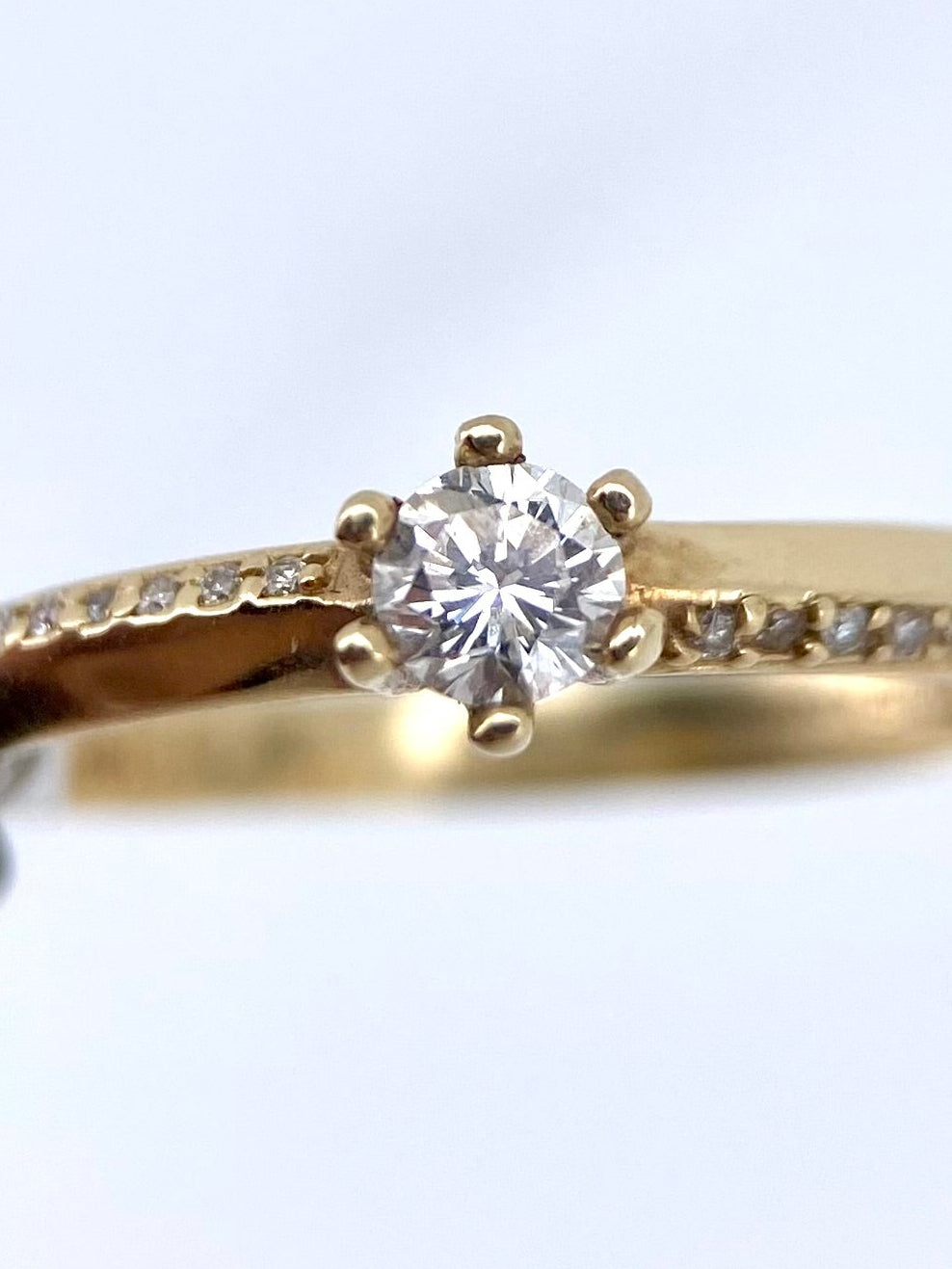 Oro Amarillo 14k Redondo 0.17 Central + 0.12 Laterales de Diamantes Naturales                            Anillo Compromiso OF1688
