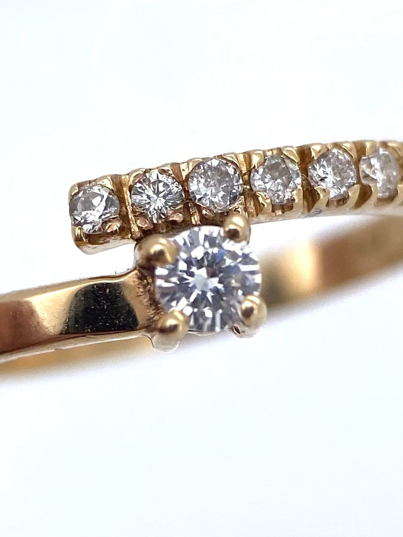 Oro Amarillo 14k Redondo 0.11 Central + 0.07 Laterales de Diamantes Naturales                            Anillo Compromiso OF1221